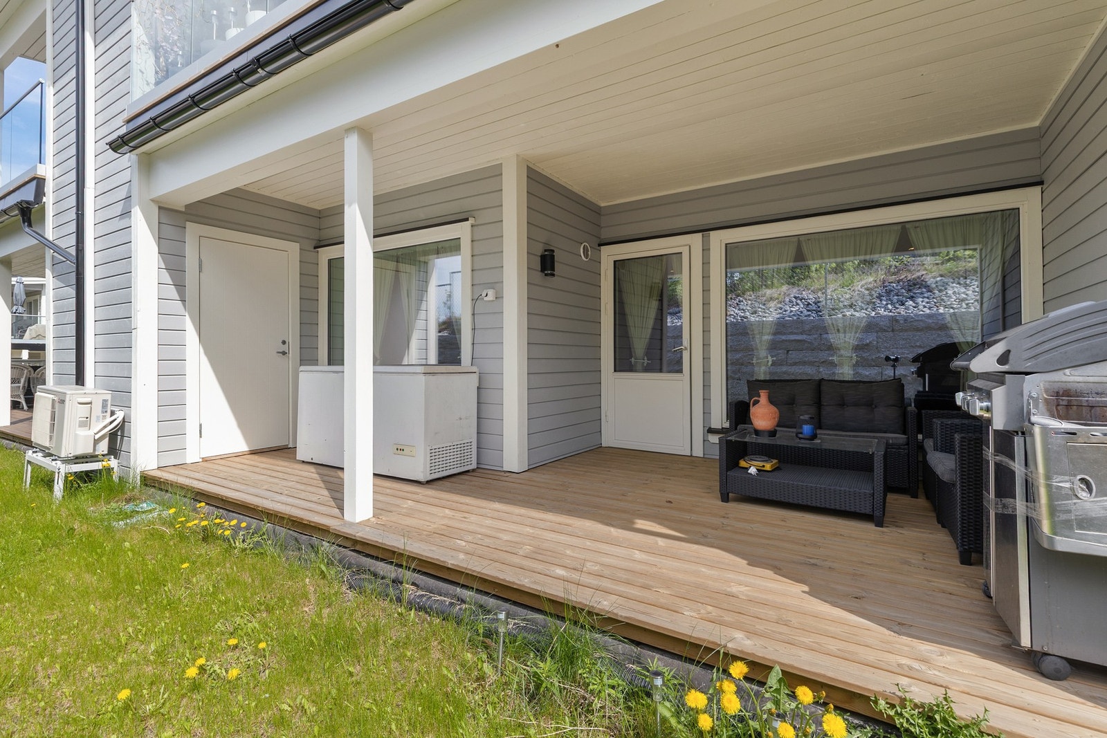 Terrassen har gulvoverflater belagt med terrassebord Galleribilde