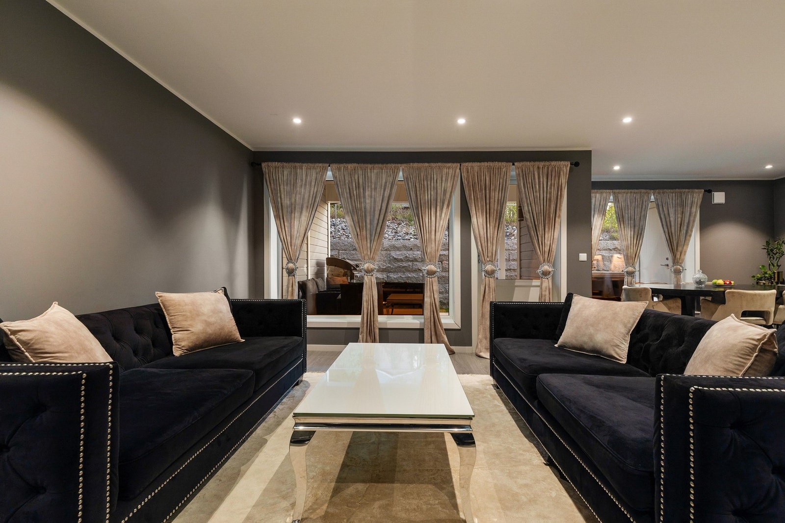 Lys og pen stue med 1-stavs laminatgulv, slette vegger og downlights i himling Galleribilde