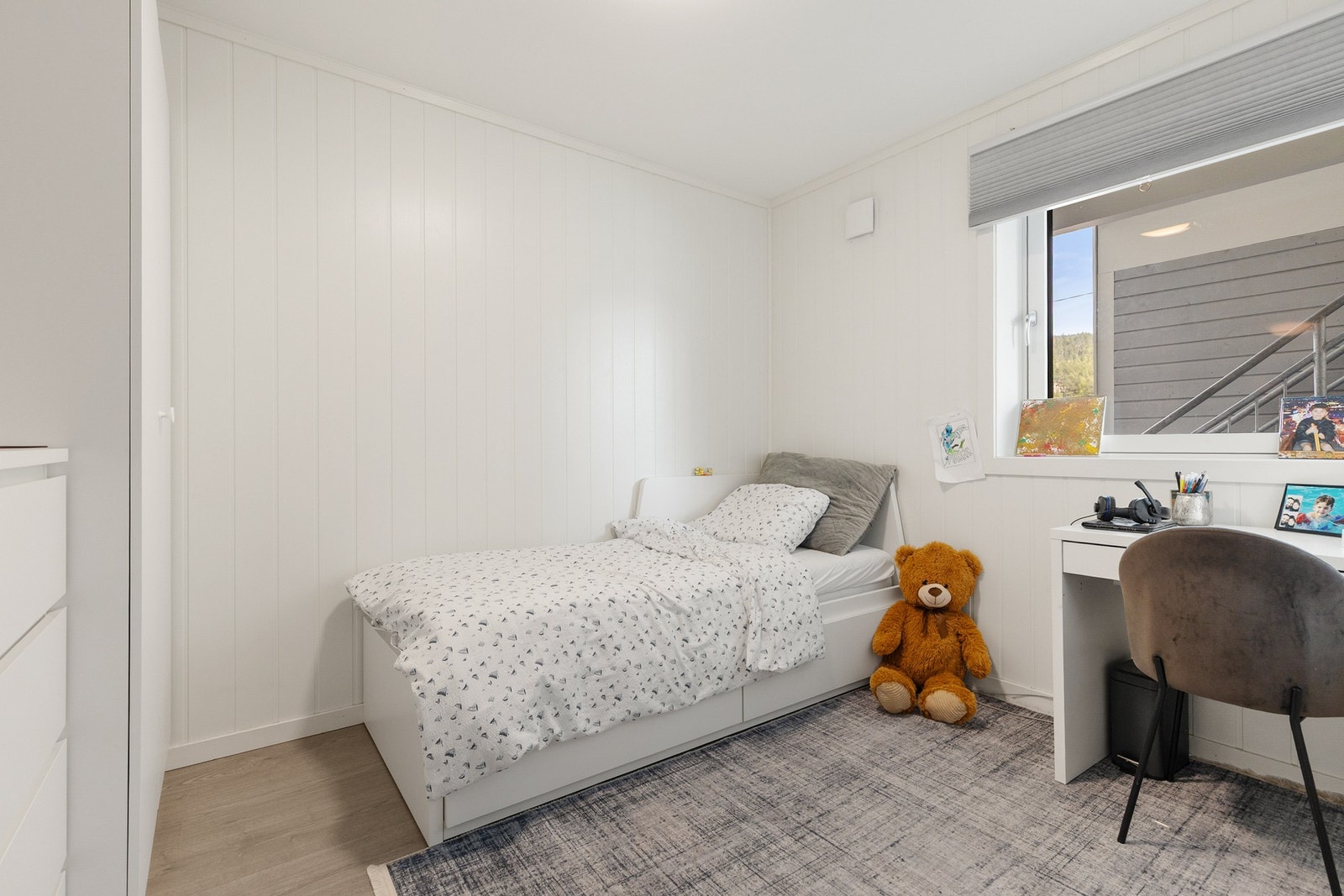 Soverom 2 har fin plass til seng og garderobeskap Galleribilde