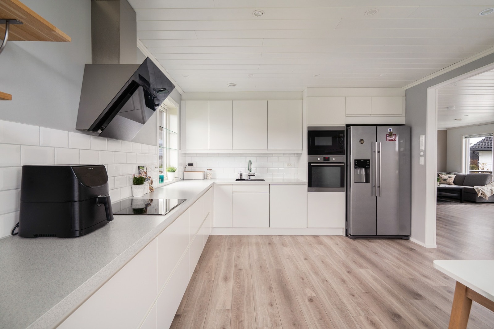 Godt med skap -og benkeplass på kjøkkenet Galleribilde