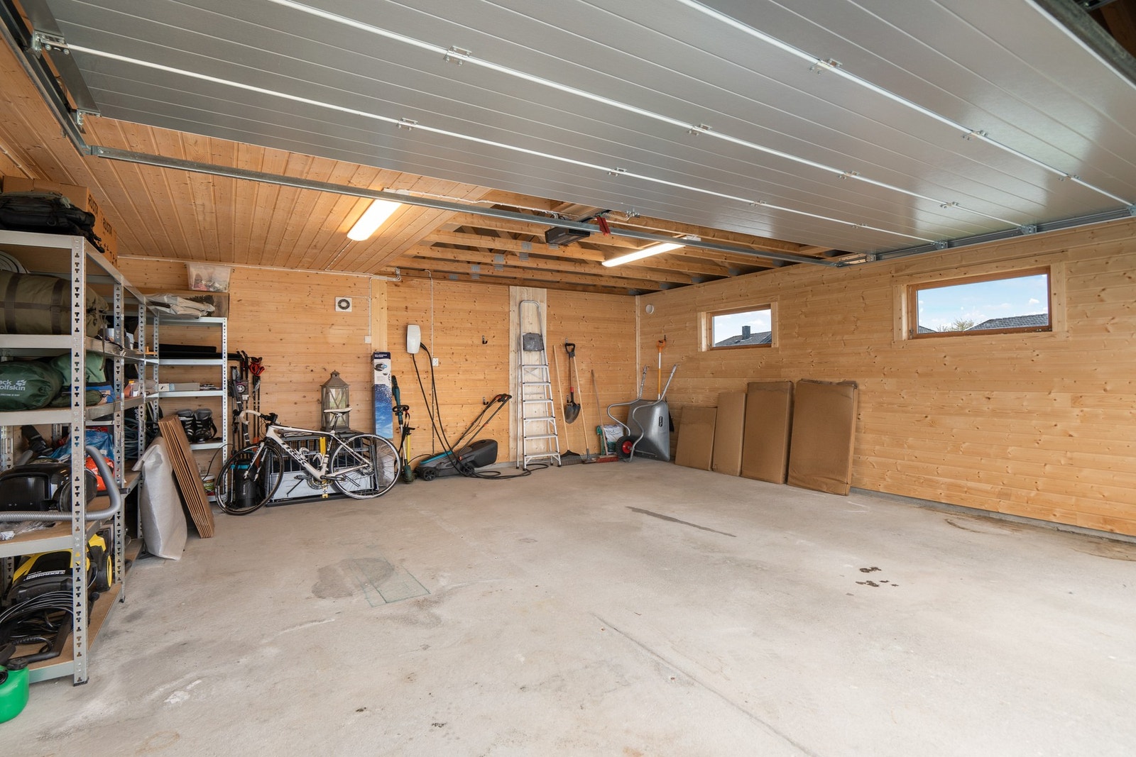 Inne i garasjen Galleribilde