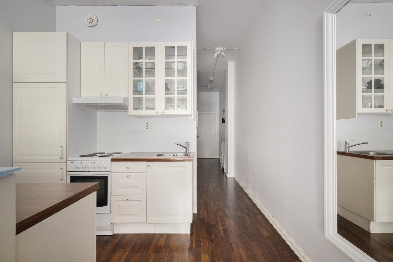 Kjøkkenet ligger i åpen og sosial løsning til stue. Galleribilde