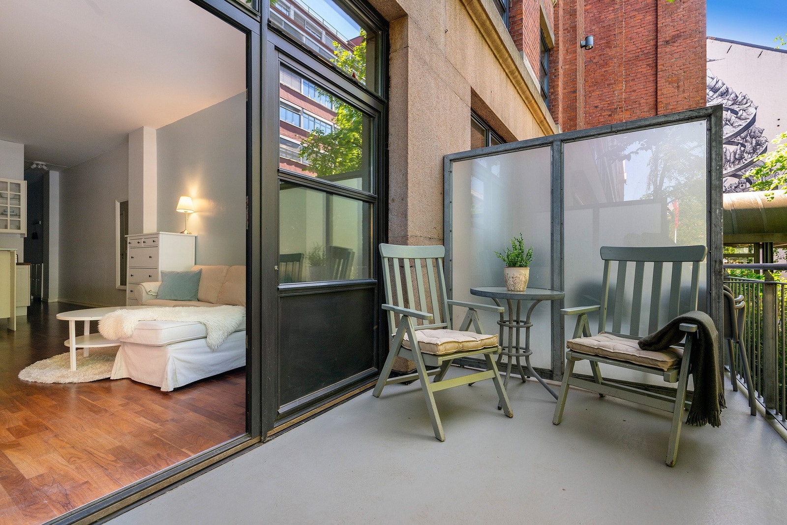 Balkongen er på hele 7 kvm, så her er det god plass til utemøblement. Galleribilde