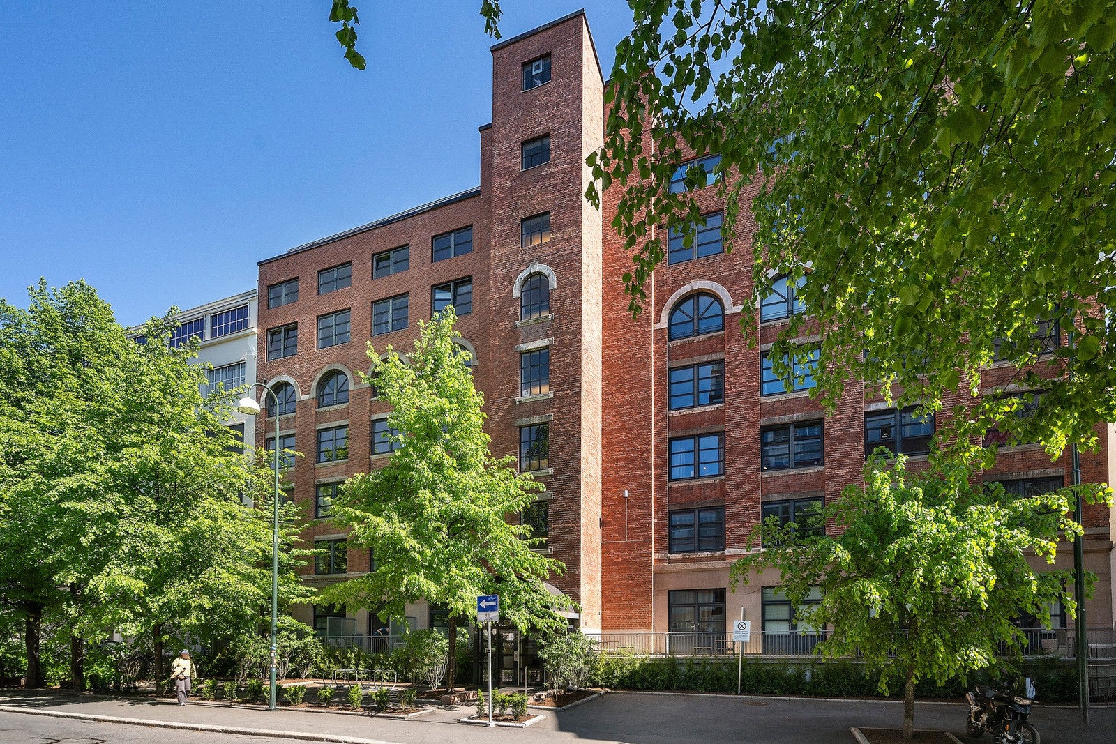 Fasade. Leiligheten ligger i et sjarmerende bygg som tidligere var en fabrikkbygning. Galleribilde