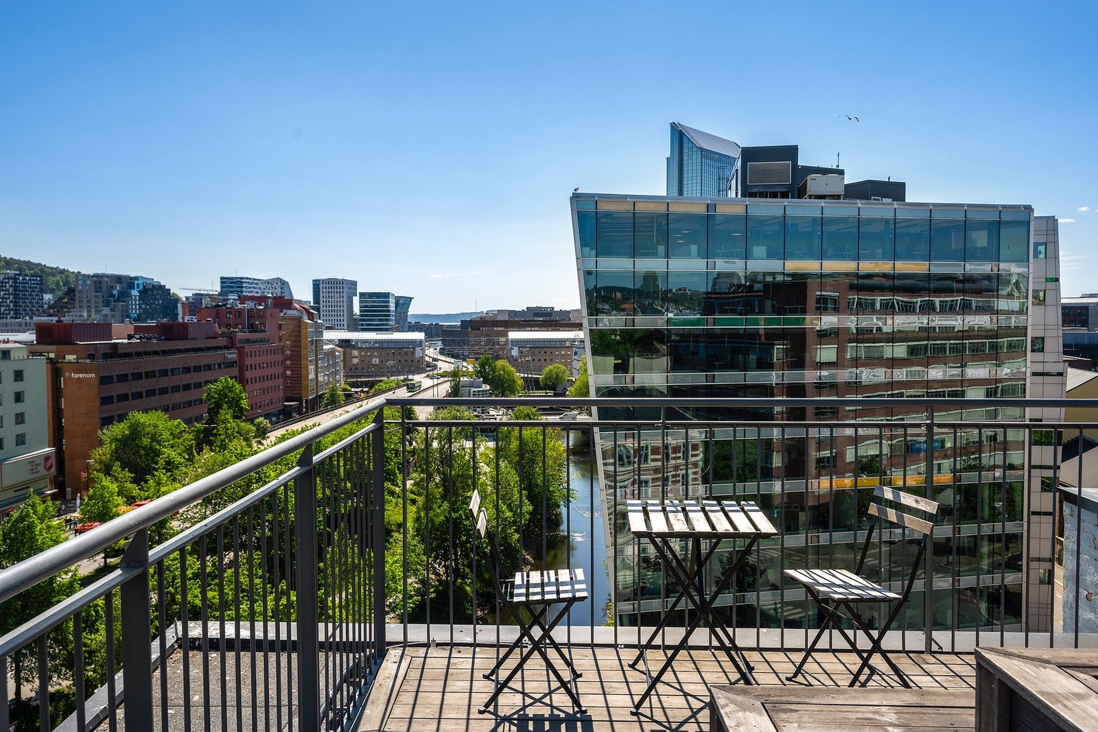 Borettslaget har en herlig, felles takterrasse med panoramautsikt over byen! Galleribilde