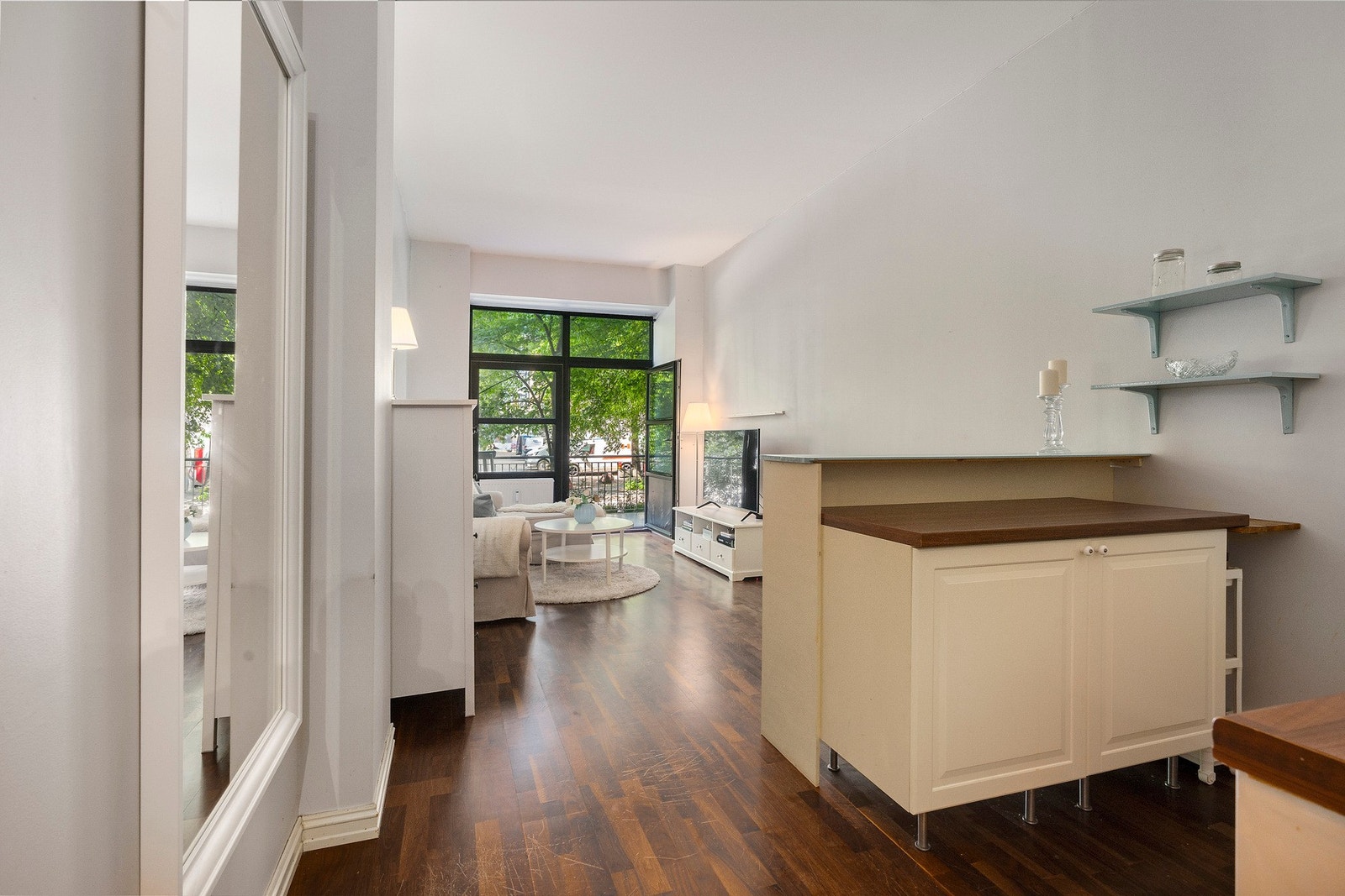 Leiligheten ligger i et tidligere fabrikkbygg som ble omgjort i 2006. Her har du svært god takterrasse og fin standard. Galleribilde