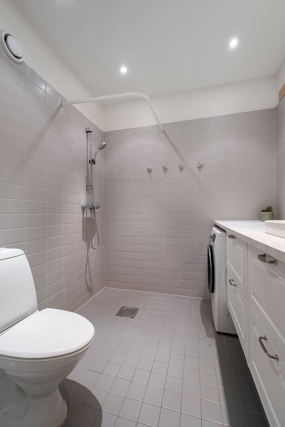 Delikat, flislagt bad med gulvvarme. Galleribilde