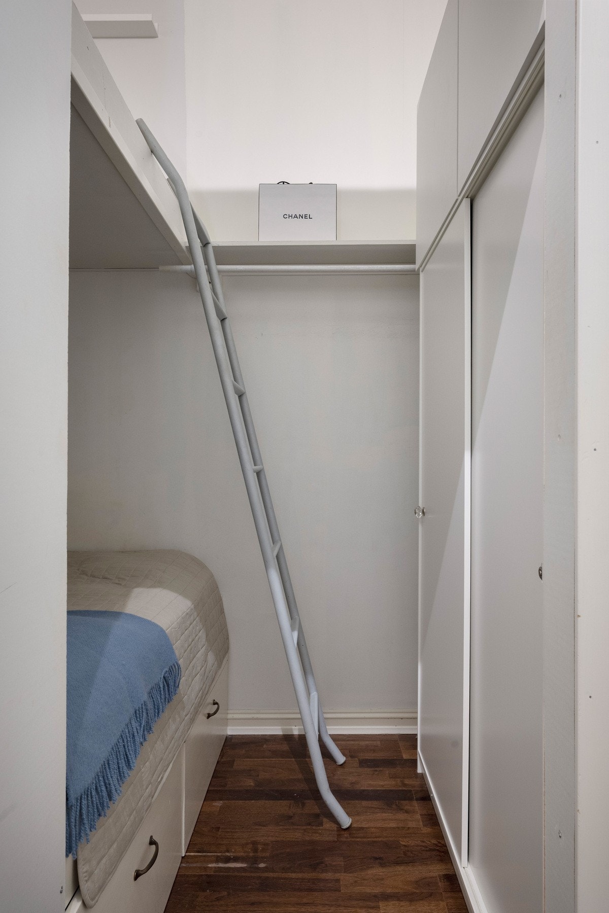 Sovealkoven ligger tilbaketrukket fra oppholdsrommet, og har en praktisk køyesengløsning. Galleribilde