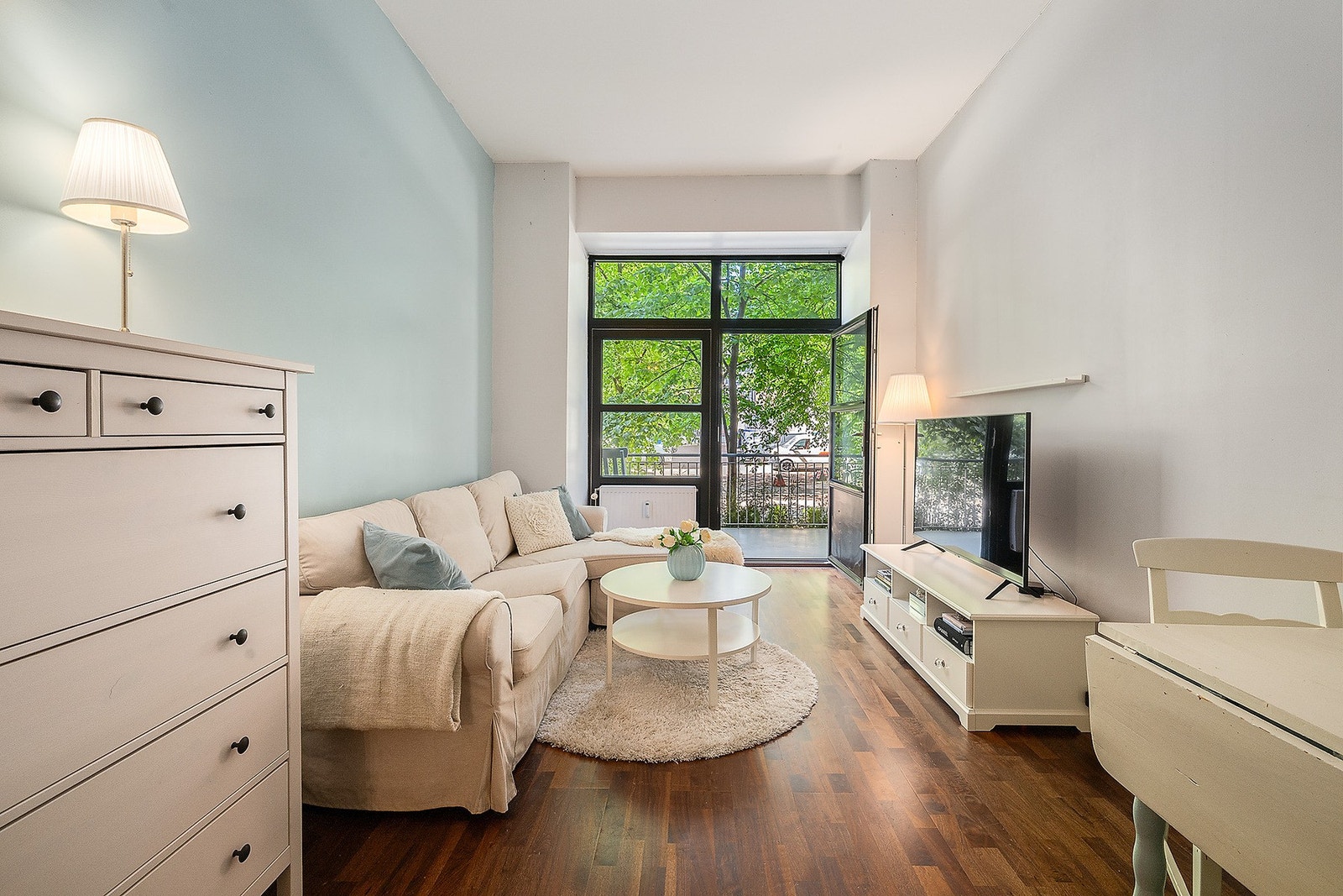 Stuen er lys og fin, med store vindusflater som slipper inn godt med naturlig lys. Galleribilde