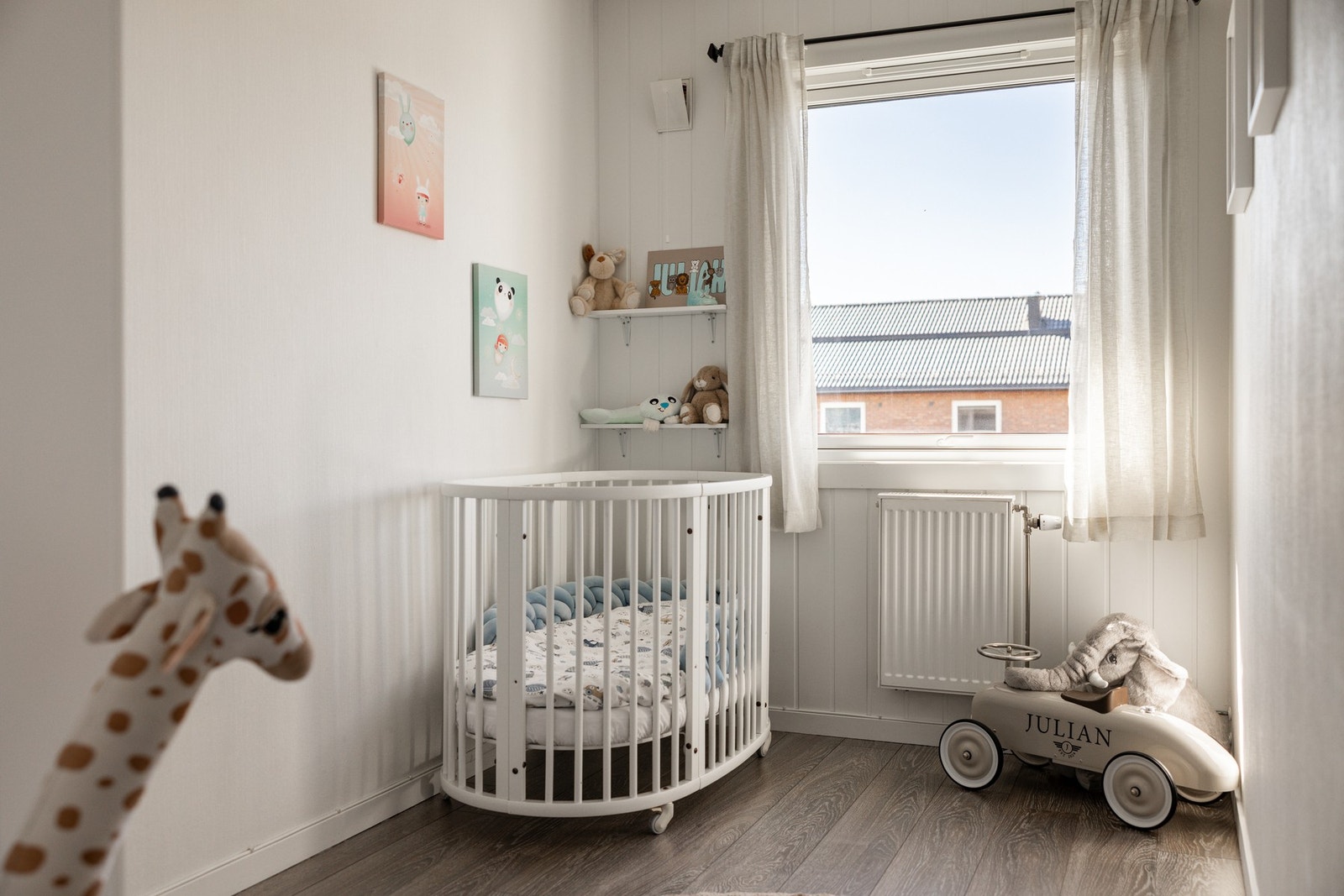 Soverom 3 med plass til seng og garderobe. Soverommene er lyse og delikate, og enkle å innrede etter egne behov. Galleribilde