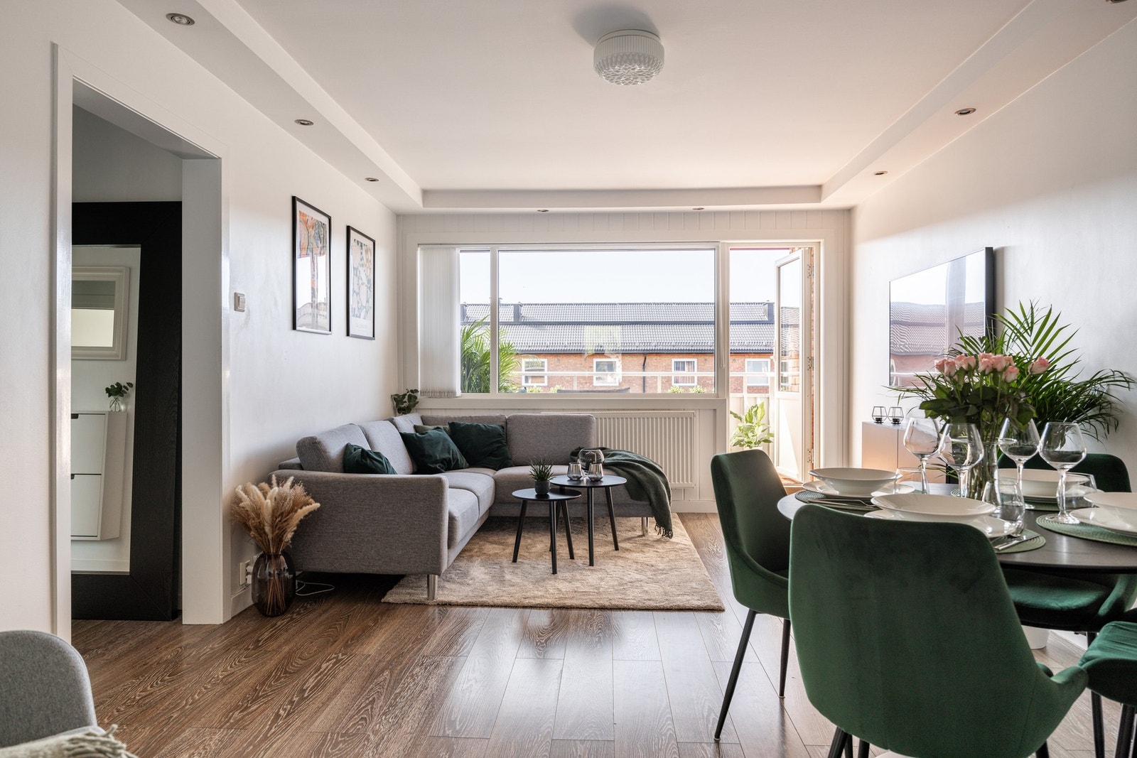 Lys og romslig stue med god lysinngang fra store vindusflater. Galleribilde