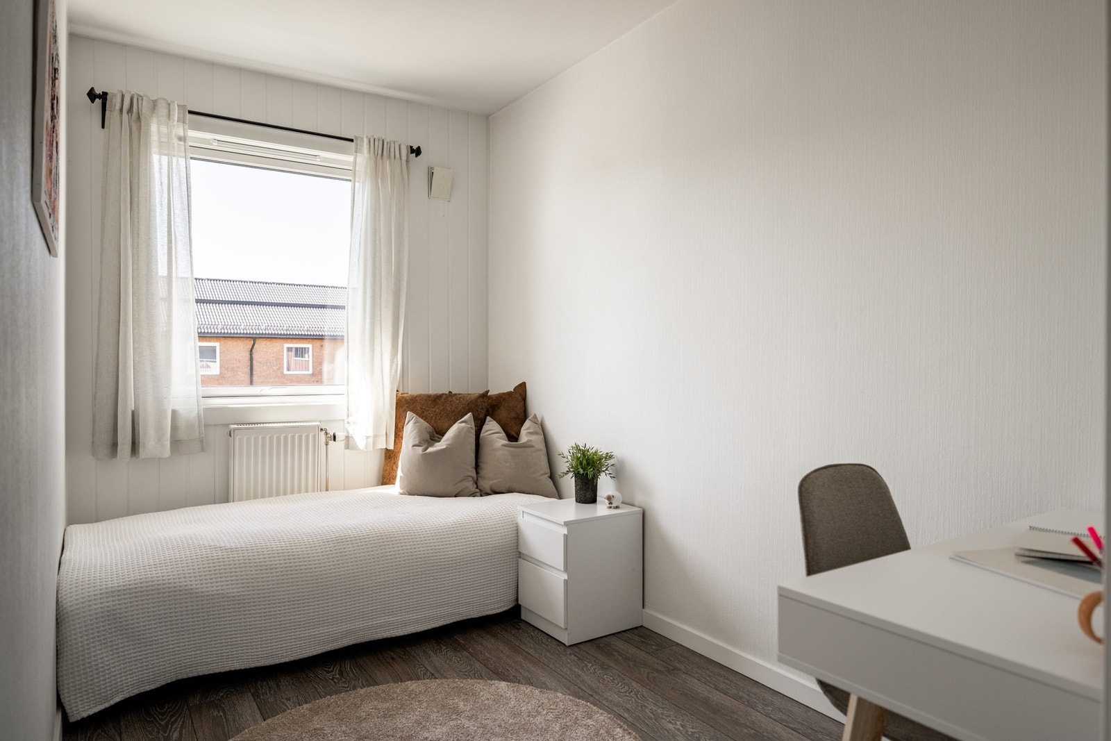 Soverom 2 med plass til seng og garderobe. Galleribilde