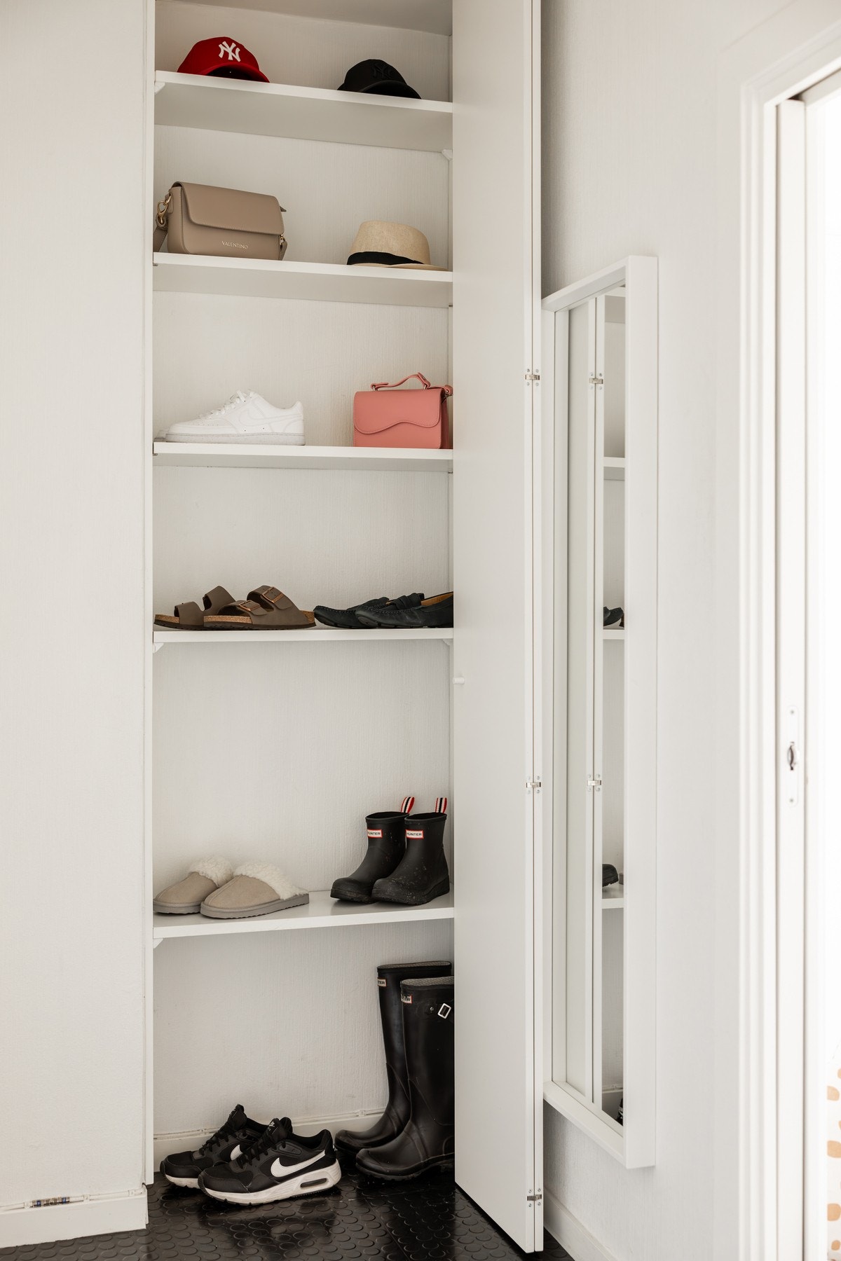 Ekstra oppbevaringsplass i garderobeskap. Galleribilde