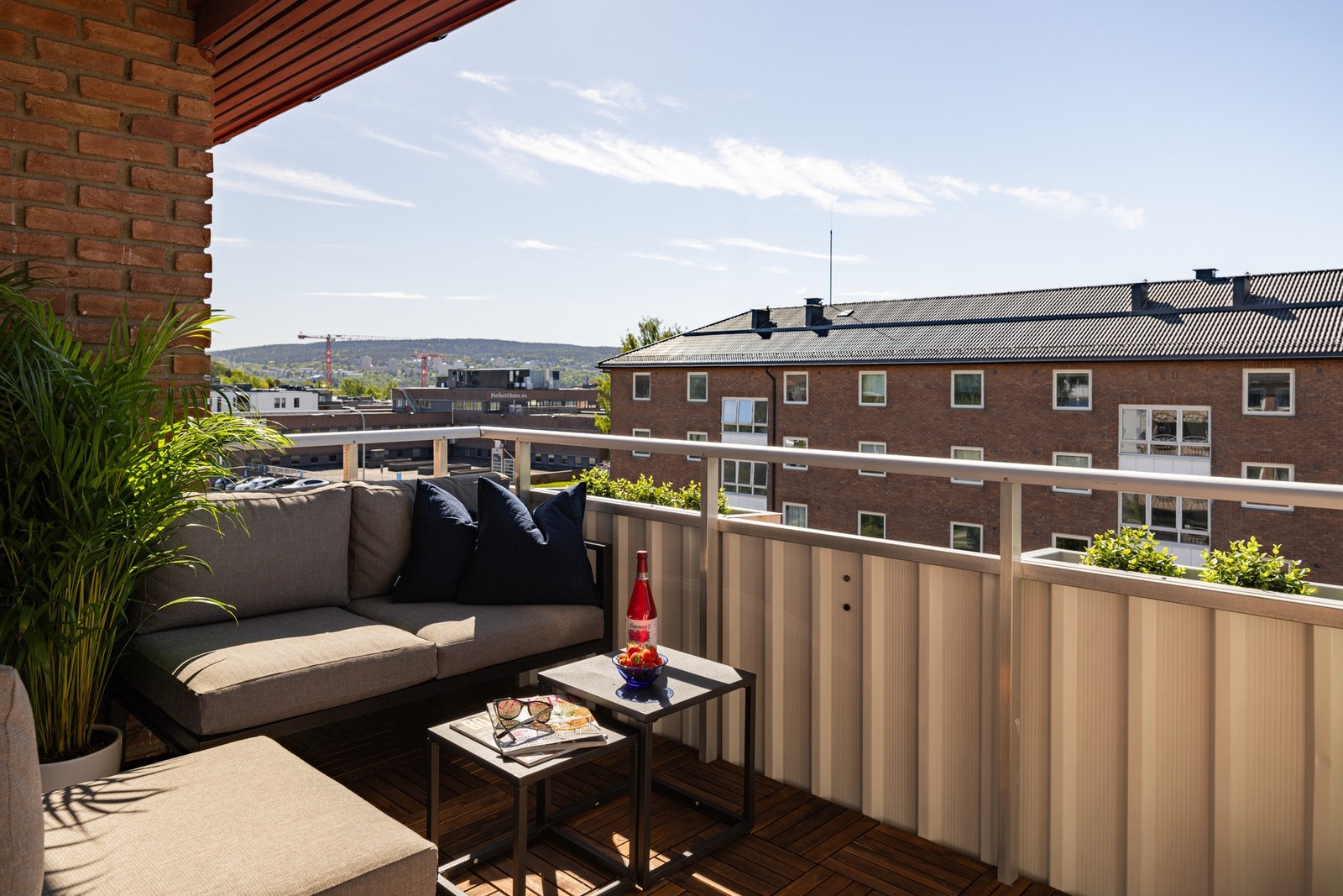 Her får du en lys og gjennomgående 4-roms med en solrik balkong. Galleribilde