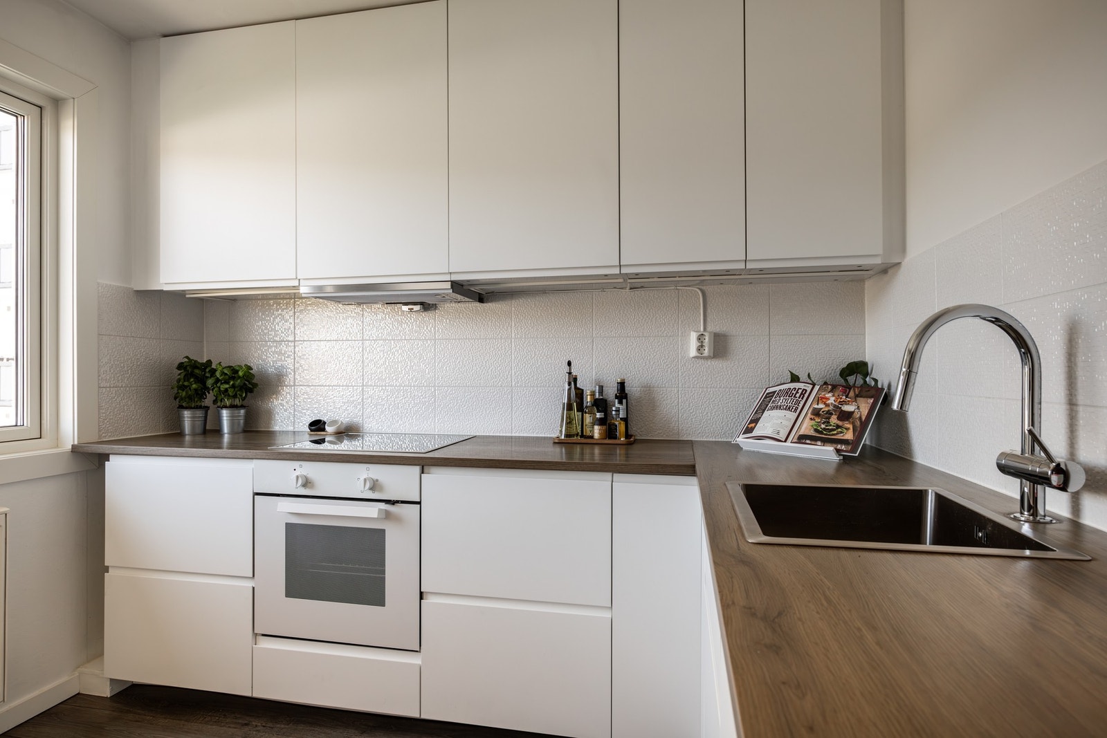 Godt med skap- og benkeplass. Galleribilde