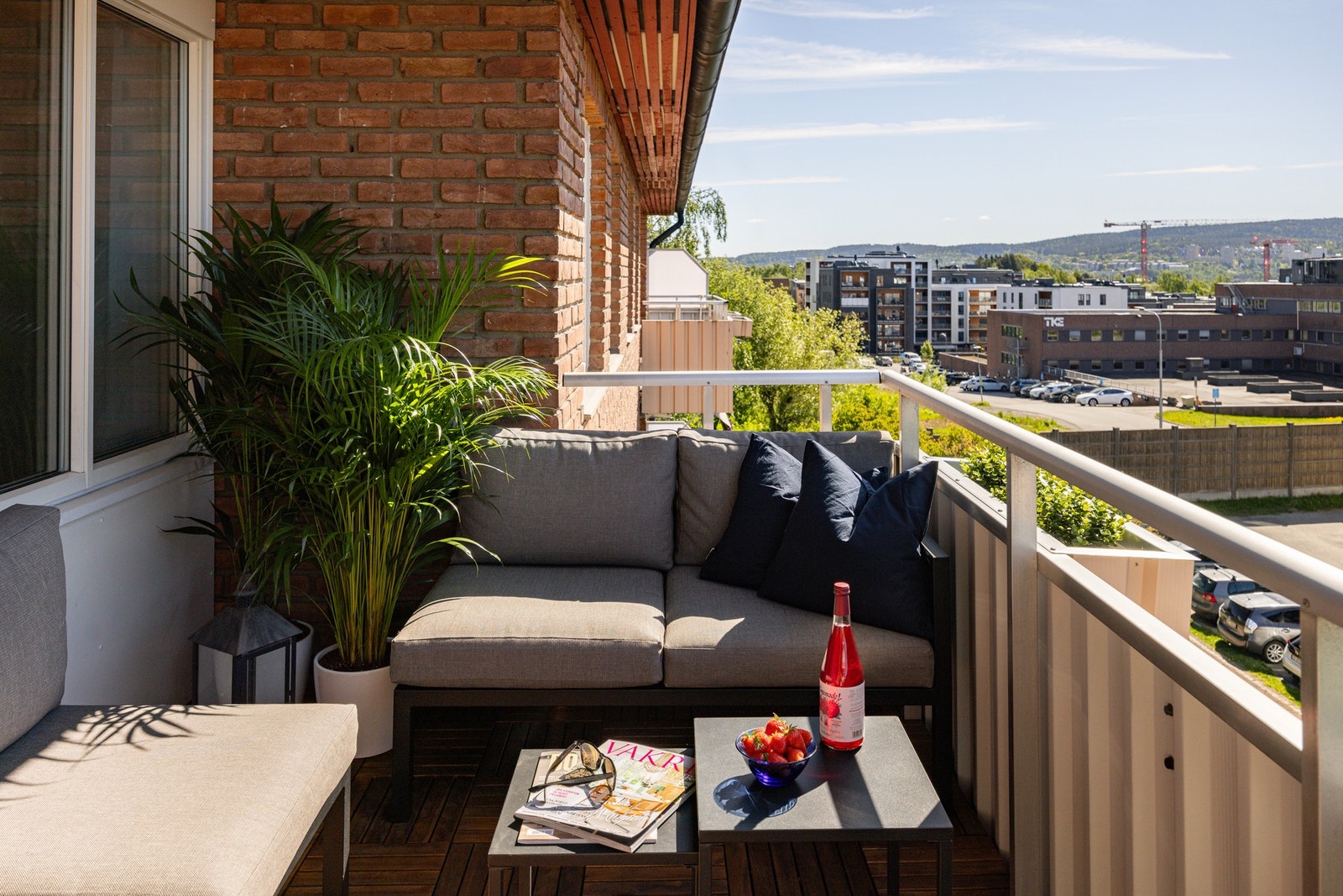 Fra stuen er det utgang til en stor, solrik balkong. Galleribilde