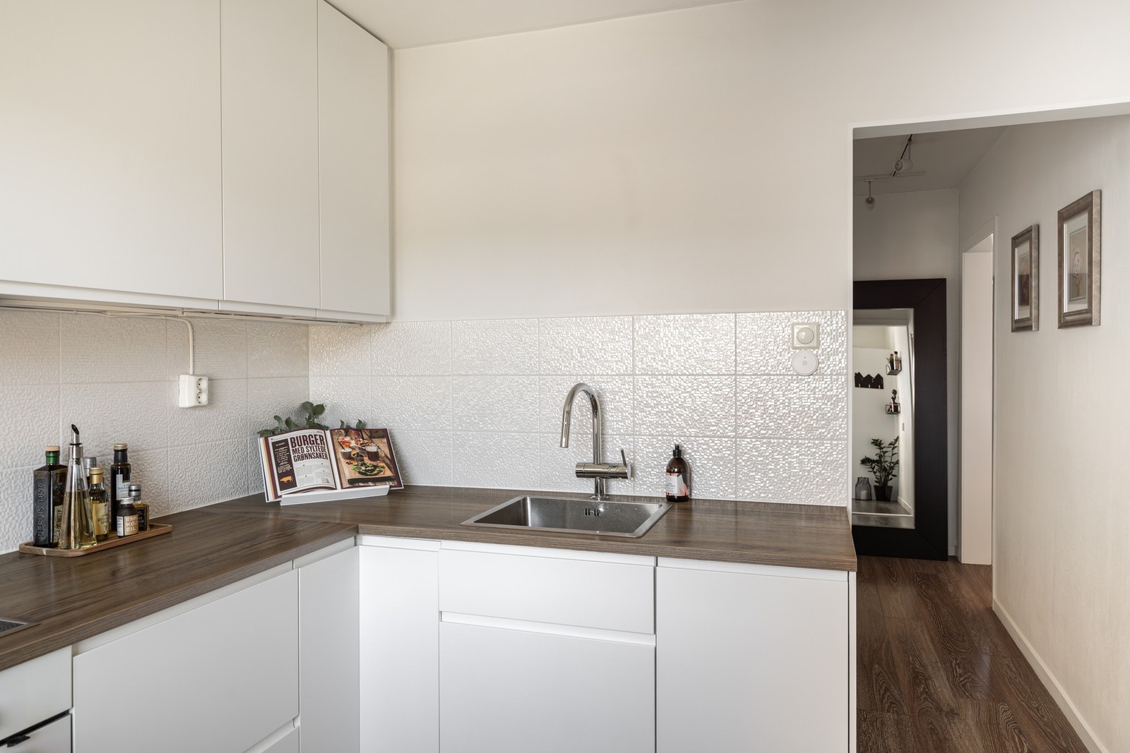 Kjøkkenet har integrert oppvaskmaskin, kjøl/fryseskap, stekeovn, og keramisk platetopp. Galleribilde