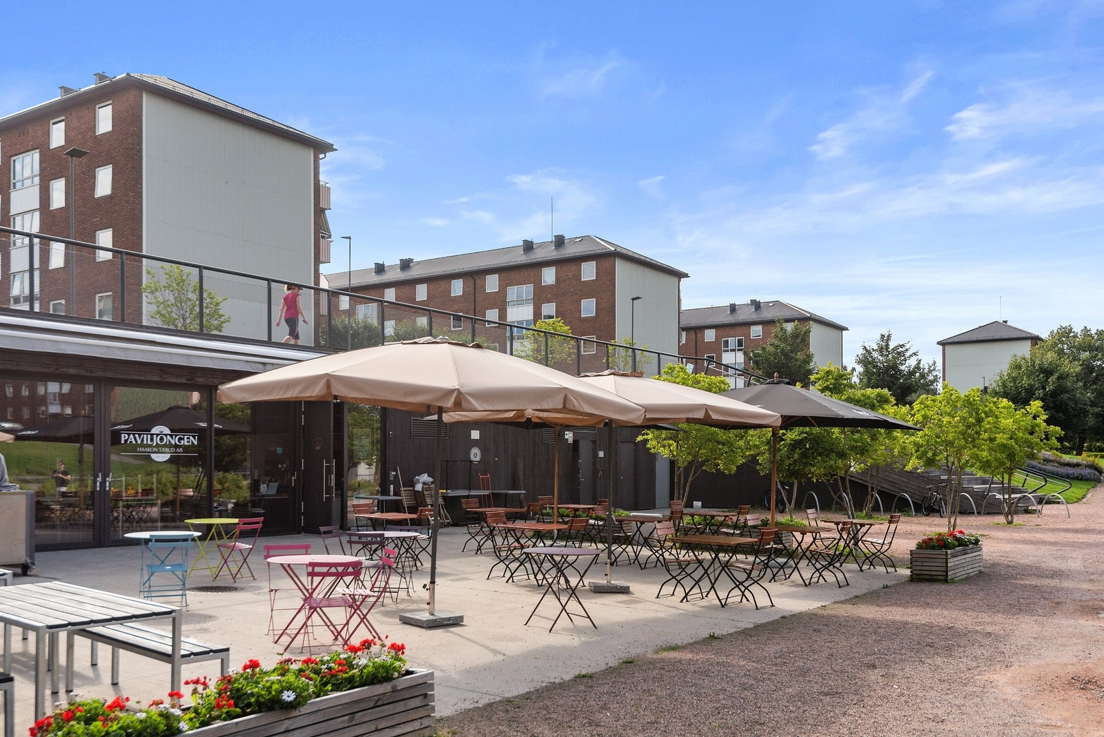 Velkommen til Paviljongen, den hyggelige bistroen i hjertet av parken. Galleribilde