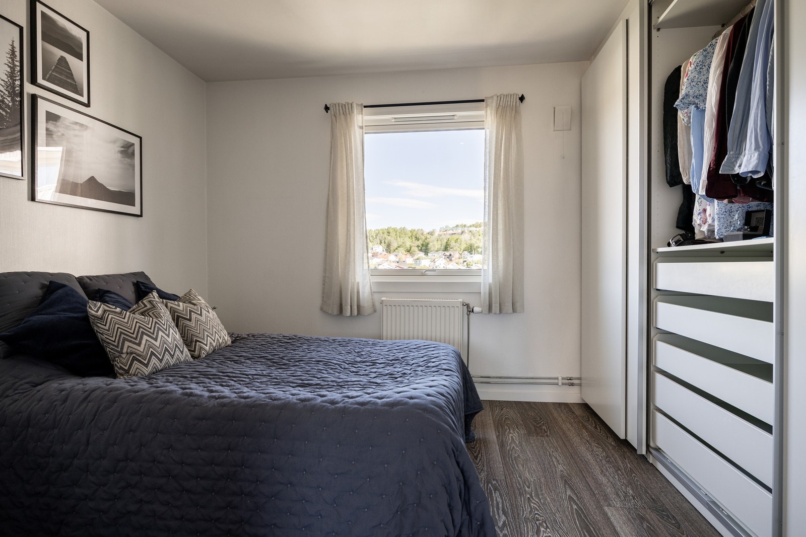 Lyst og innbydende hovedsoverom med god oppbevaringsplass i stor skyvedørsgarderobe. Galleribilde