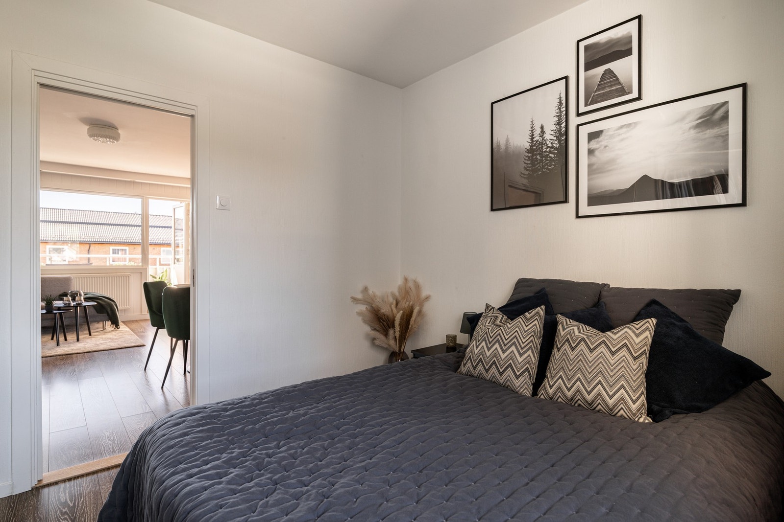 God plass til dobbeltseng og tilhørende nattbord. Galleribilde