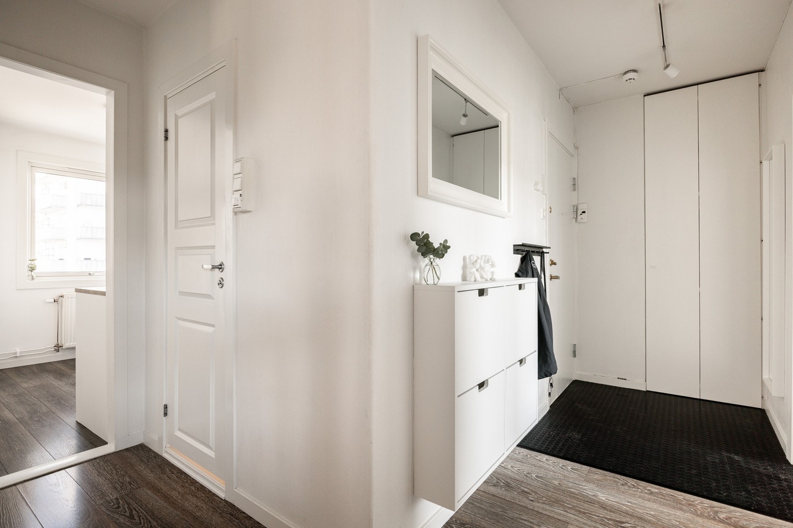 Lys og innbydende entré med plass til oppbevaring av yttertøy. Galleribilde