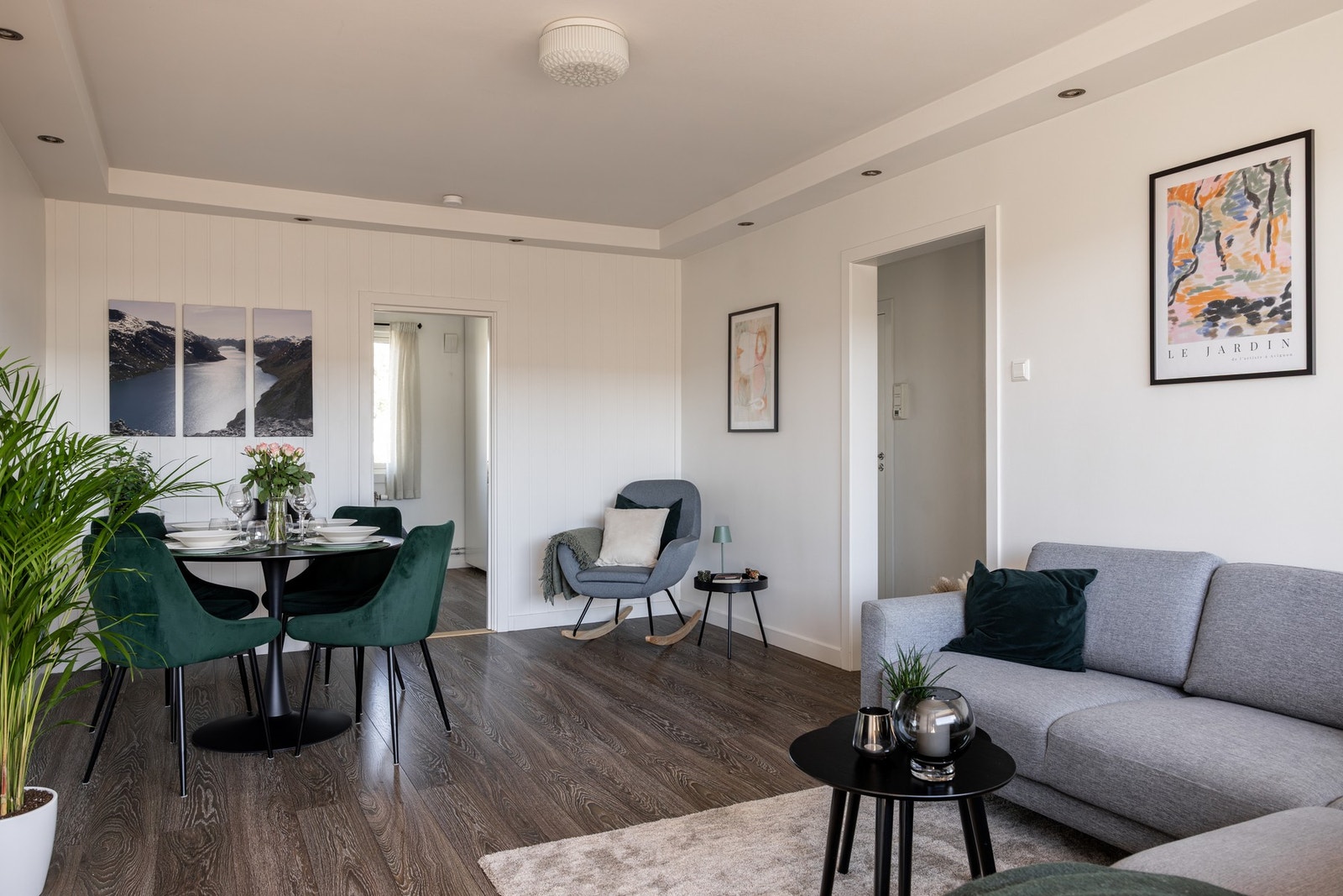 Stuen har også plass til et hyggelig spisebord. Galleribilde