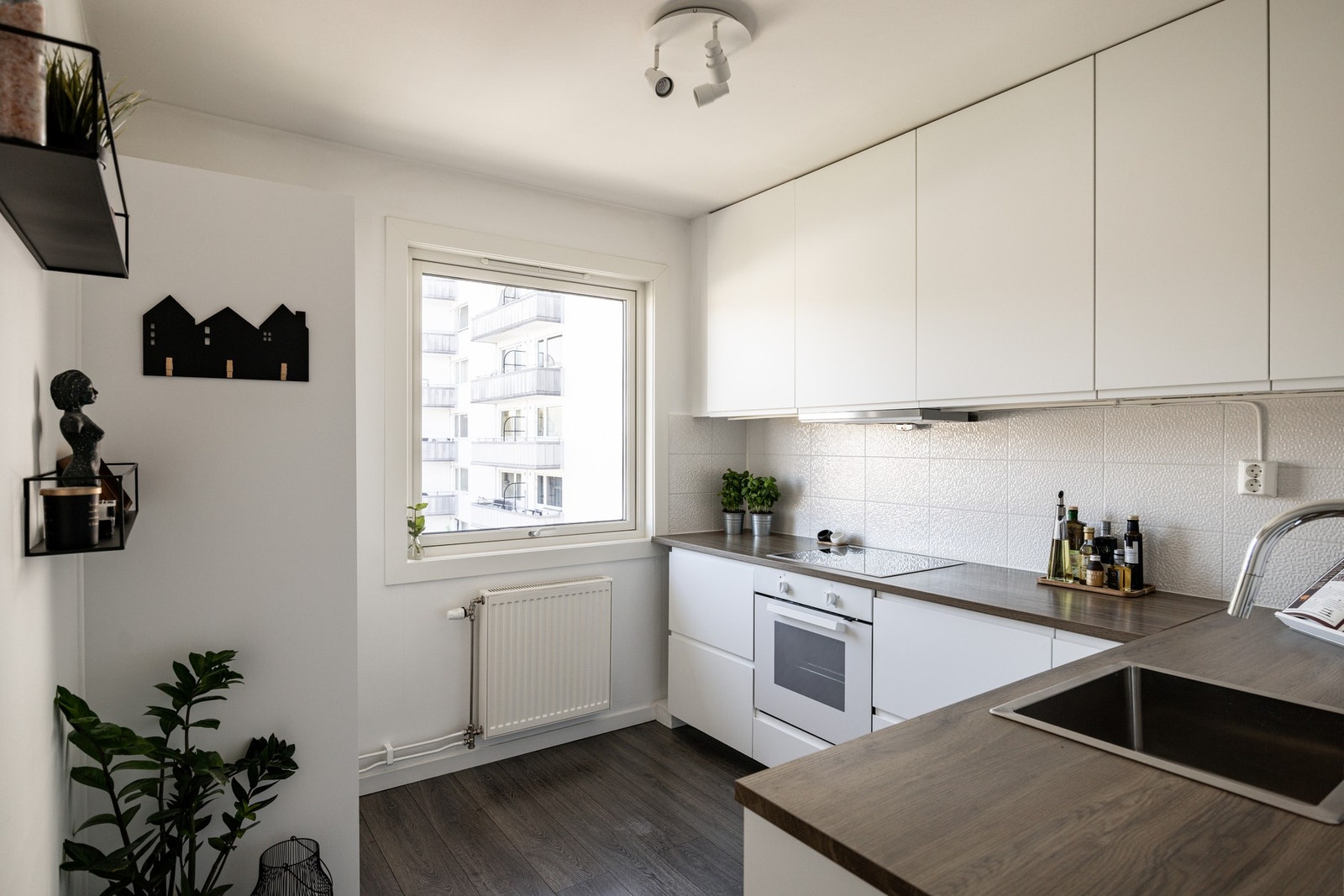 Stilrent, separat kjøkken fra 2016. Platetopp og kjøkkenarmatur fra 2025. Kjøl/fryseskap fra 2023. Galleribilde