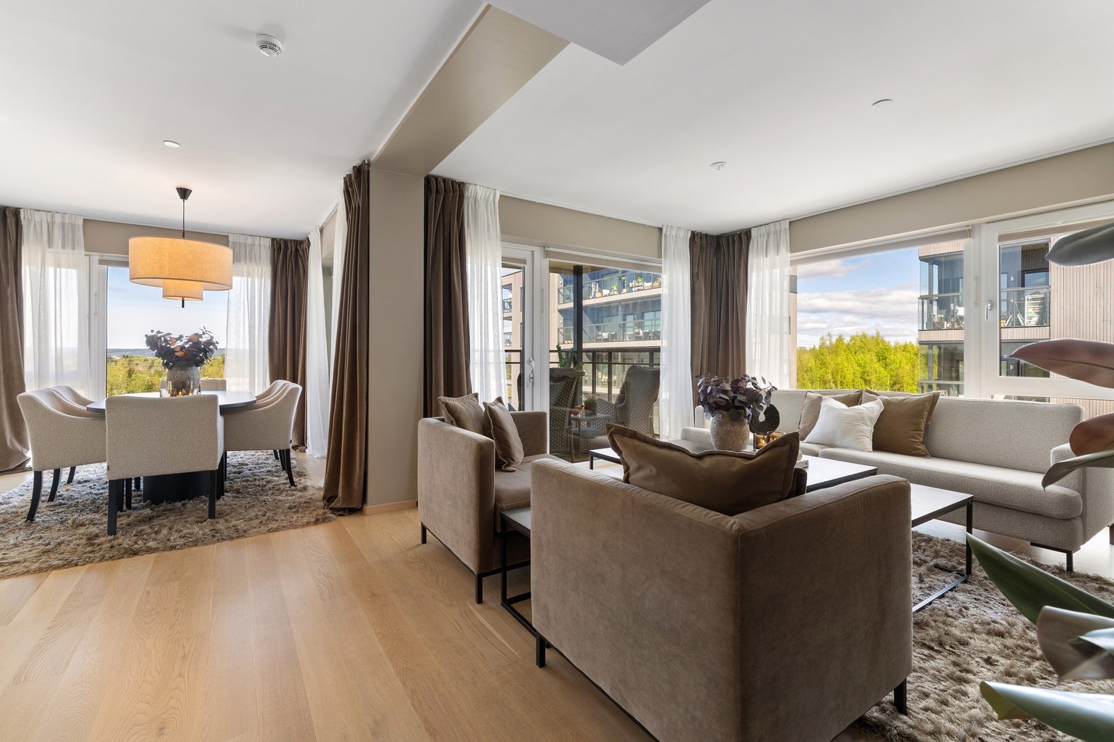 Stuen har flere sosiale soner og flotte vindusflater på begge sider som gir spesielt fine lysforhold. Galleribilde