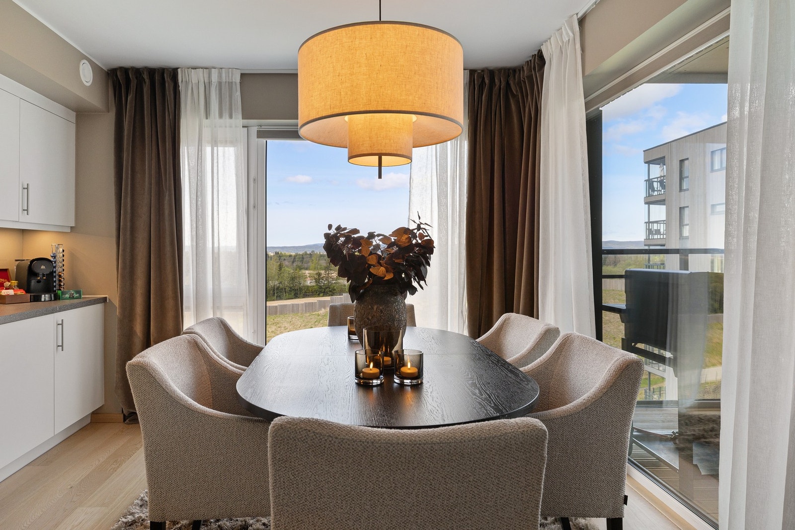 Høy og fri beliggenhet i 6 etasje/toppetasjen med direkte heisadkomst fra garasjekjeller hvor leiligheten har to garasjeplasser som medfølger. Galleribilde