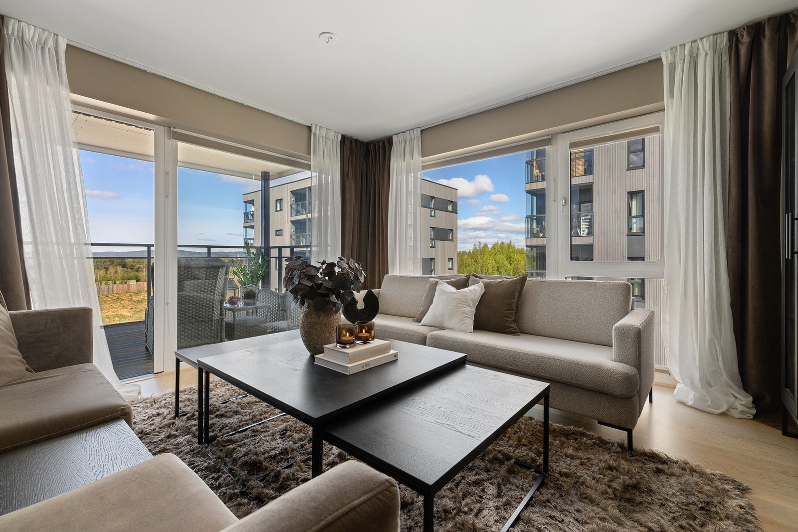 Alle overflater er slette og malt i tidsriktige fargetoner. Legg merke til den flotte utsikten fra stuevinduet. Galleribilde