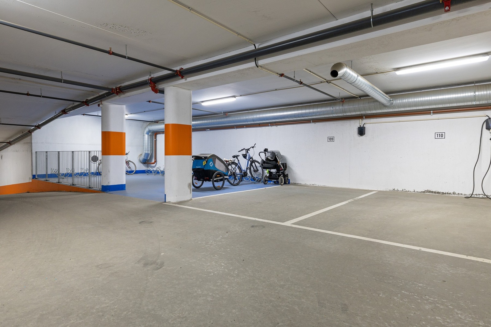 Med leiligheten følger to garasjeplasser med mulighet for installering av lader til elbil. Galleribilde