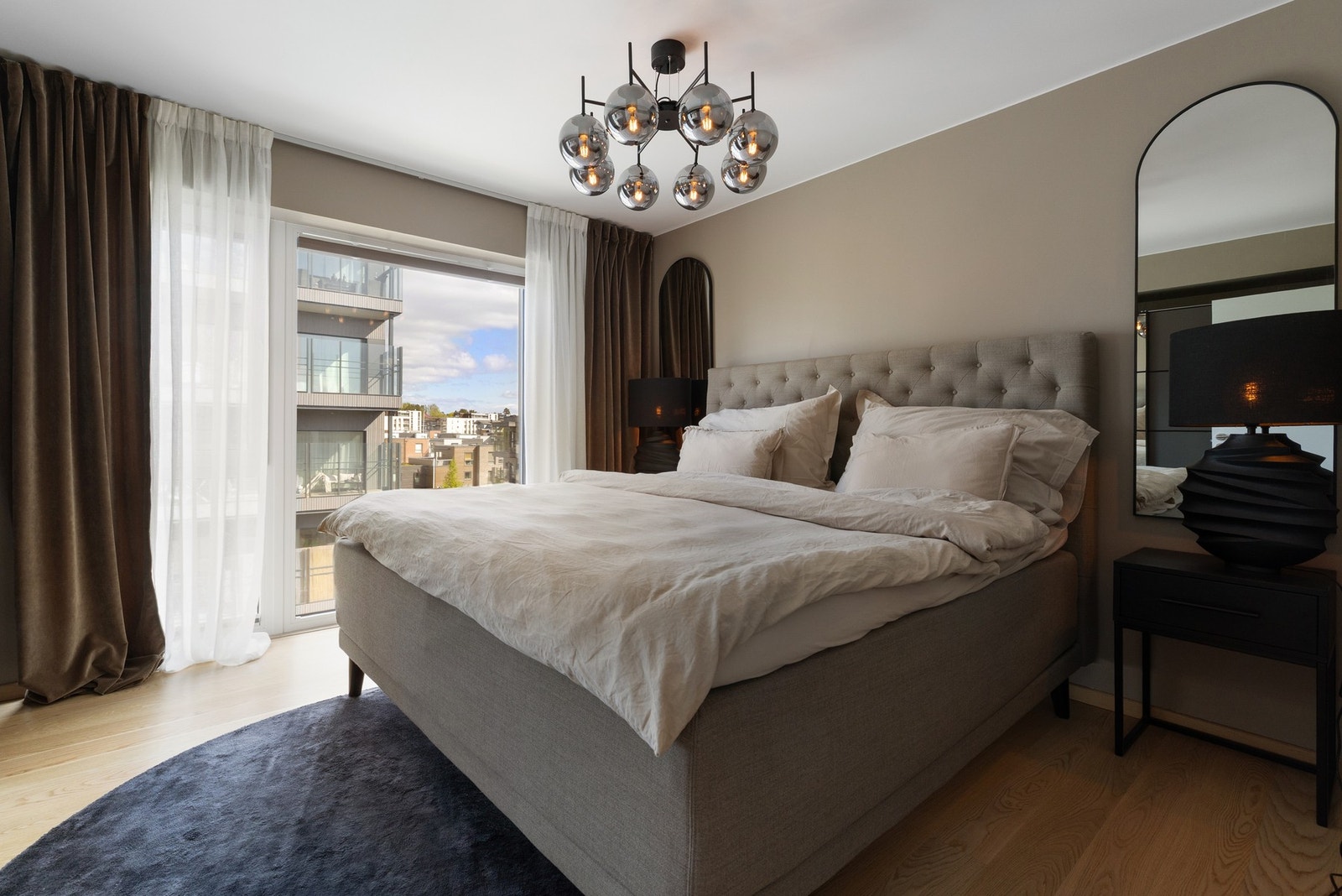 Master soverom med slette overflater i tidsriktige fargetoner. Galleribilde