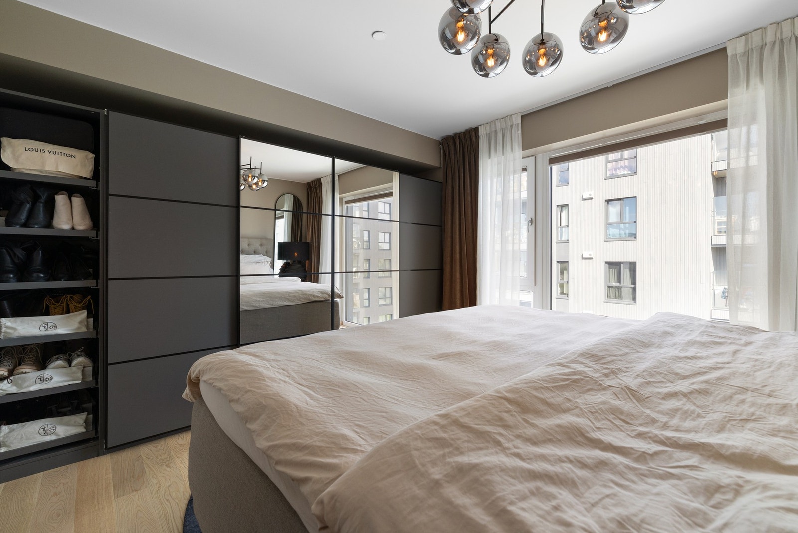 Garderobeskap med flott innredning som medfølger. Galleribilde