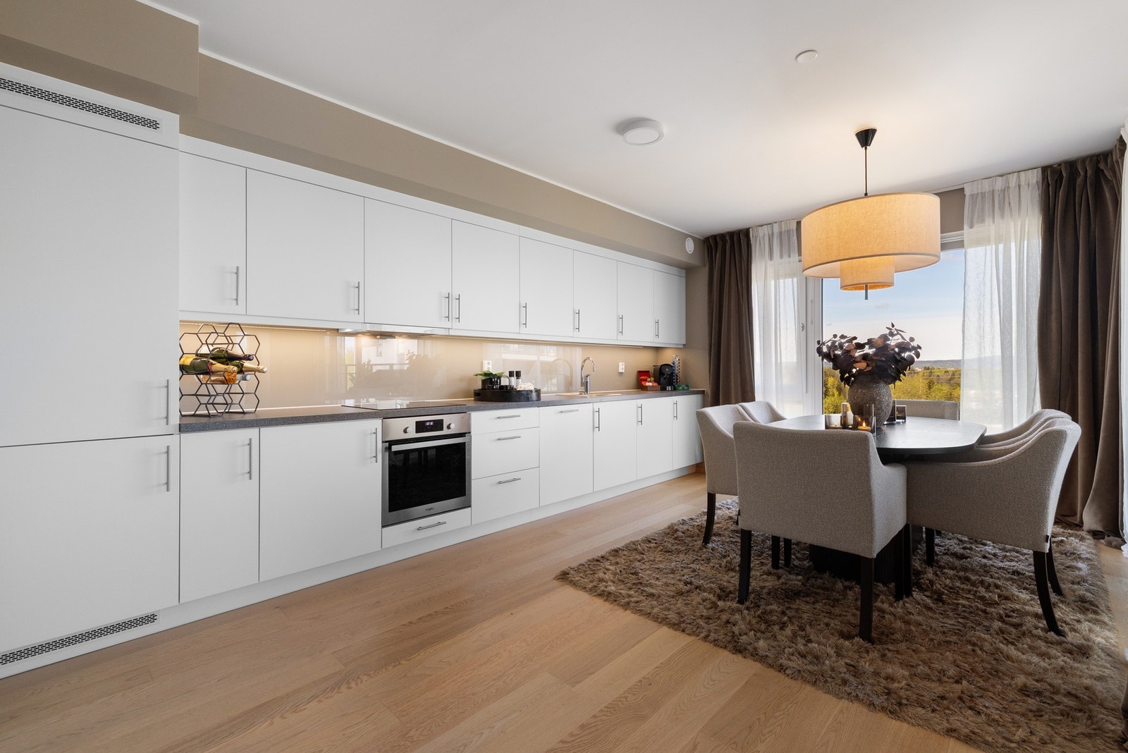 Stilrent kjøkken med alle hvitevarer integrert. Galleribilde