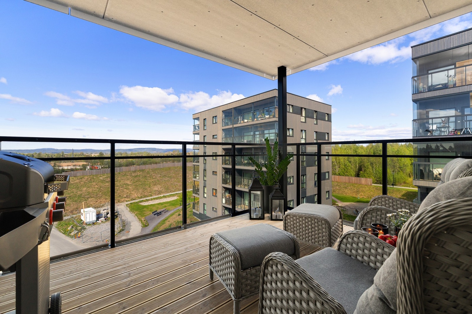 Direkte utgang til en solrik, vestvendt balkong som fungerer som en forlengelse av stuen på sommerstid. Galleribilde