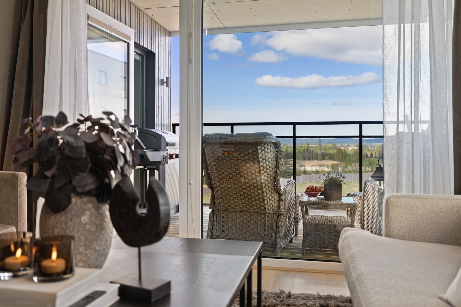 I stuen har du heldekkende vindusflater i to himmelretninger med nydelig utsikt som gir en svært god og luftig atmosfære. Galleribilde