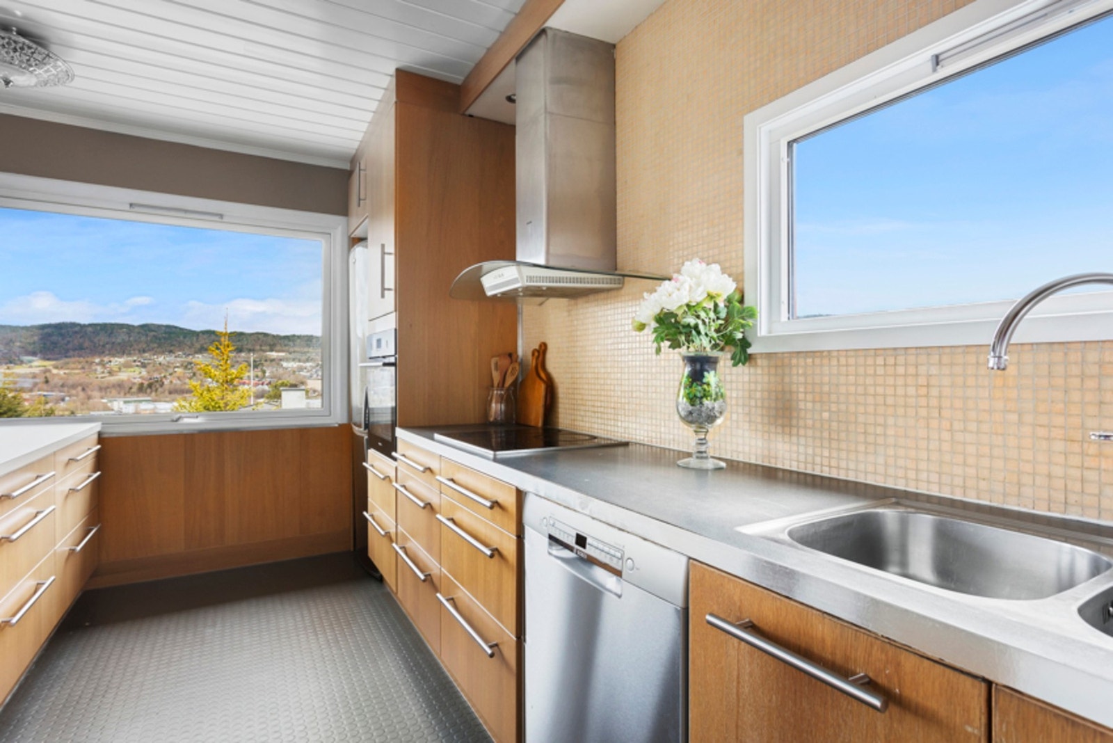 Pent kjøkken med slette fronter og benkeplate av laminat Galleribilde