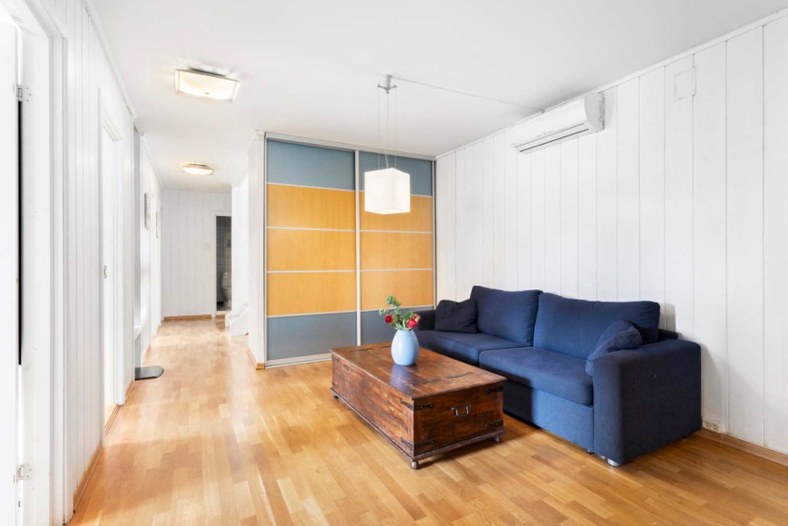 Hallen i underetasjen er av god størrelse. Dagens eiere har innredet det med sofa Galleribilde