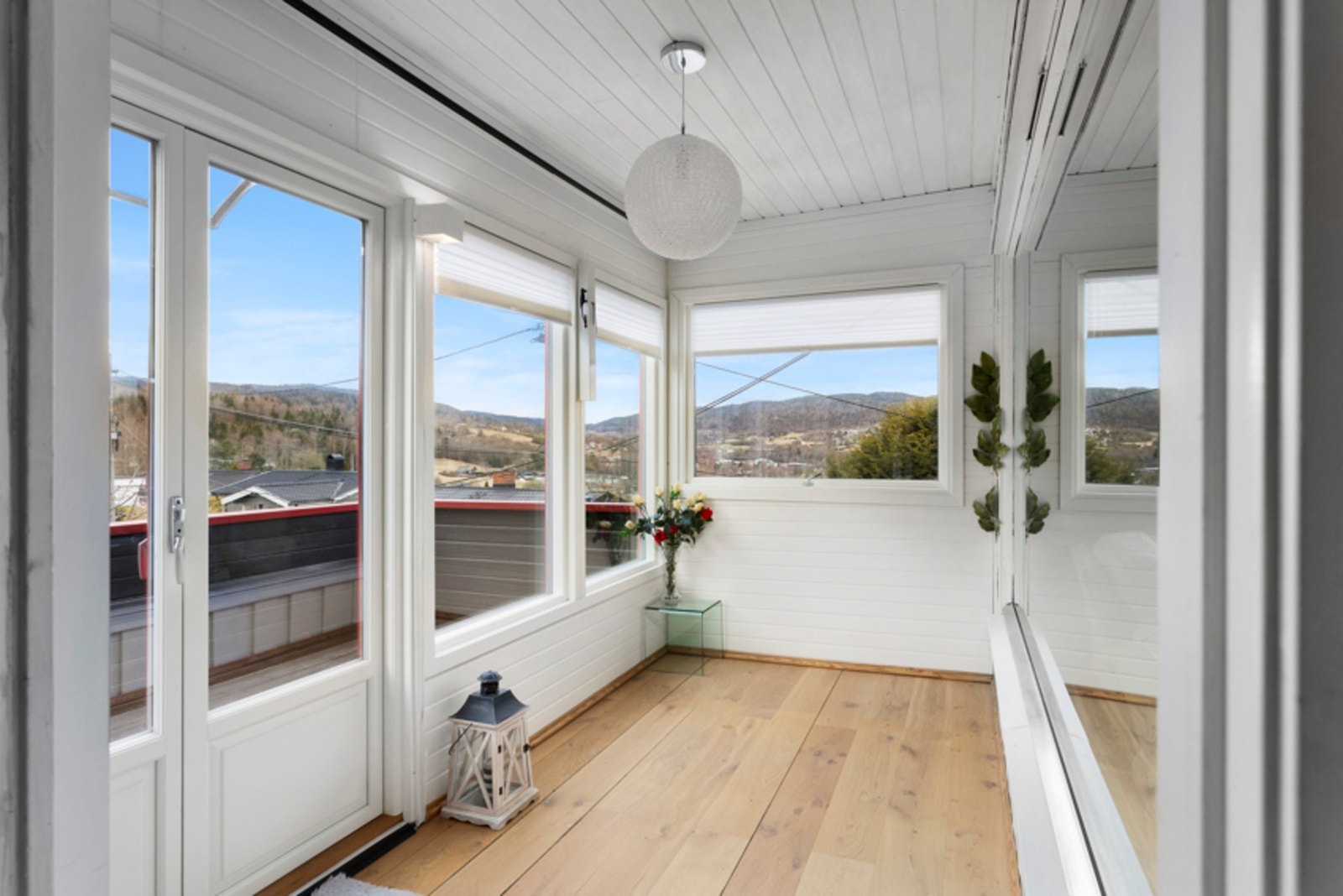 Fra stuen er det utgang til en innglasset balkong og stor terrasse Galleribilde