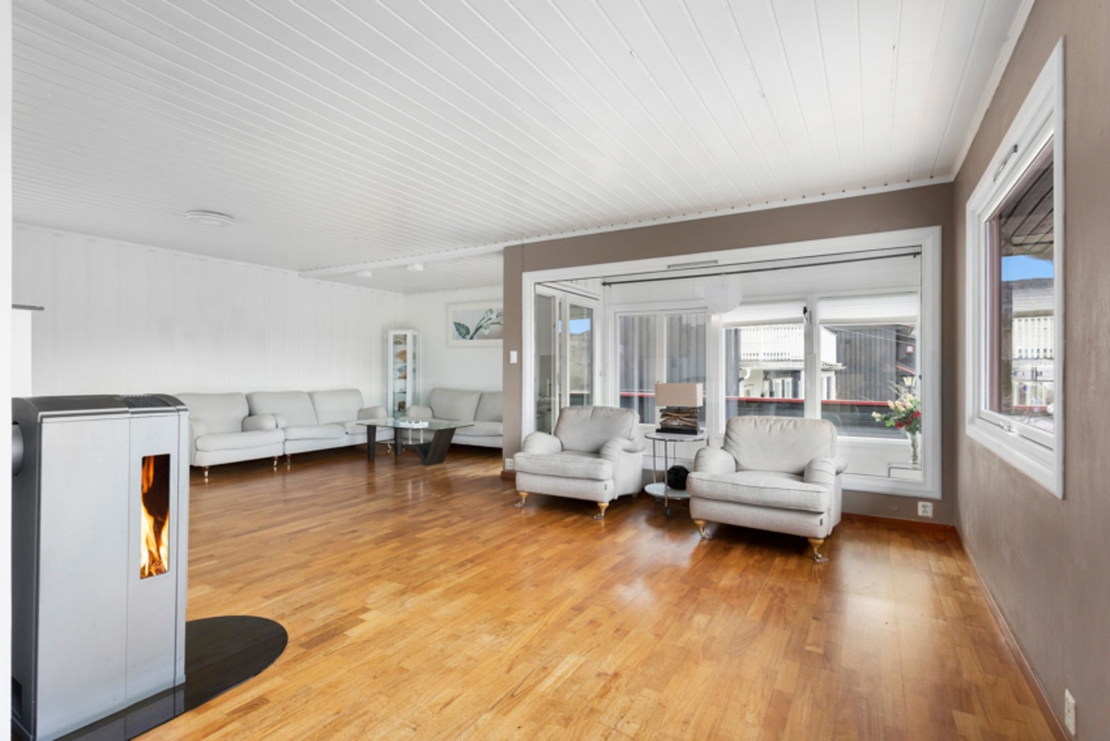 Stuen har en peis som varmer på de kaldeste vinterdagene Galleribilde