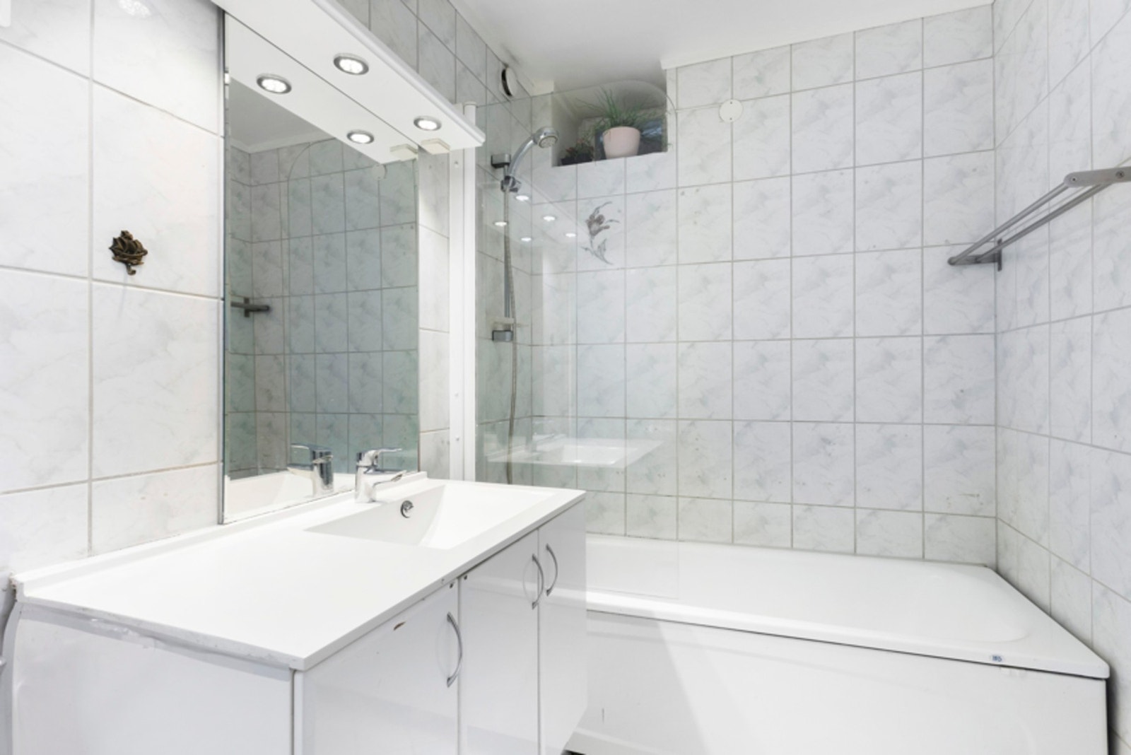 Badet er utstyrt med flislagt gulv med gulvvarme og flislagte vegger Galleribilde