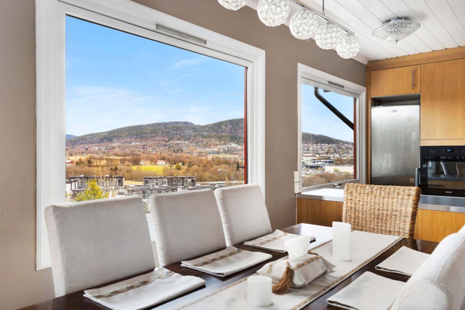 Store vindusflater på kjøkkenet som slipper inn rikelig med naturlig lys Galleribilde