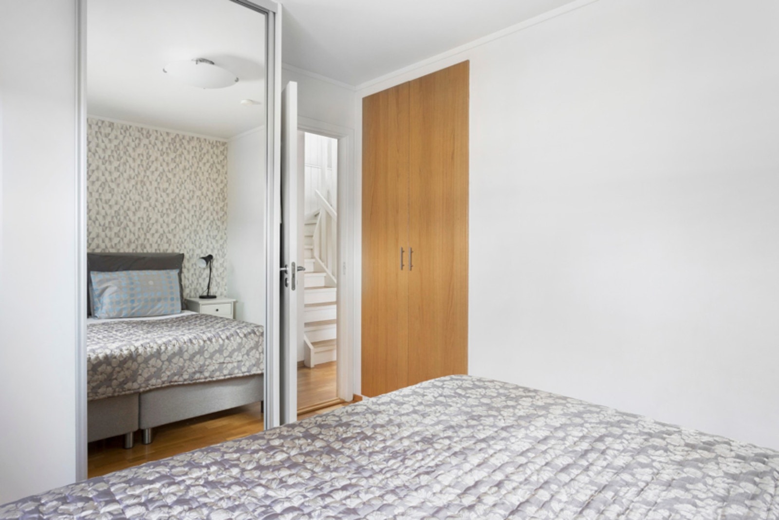 Skyvedørsgarderobe på hovedsoverom. Galleribilde