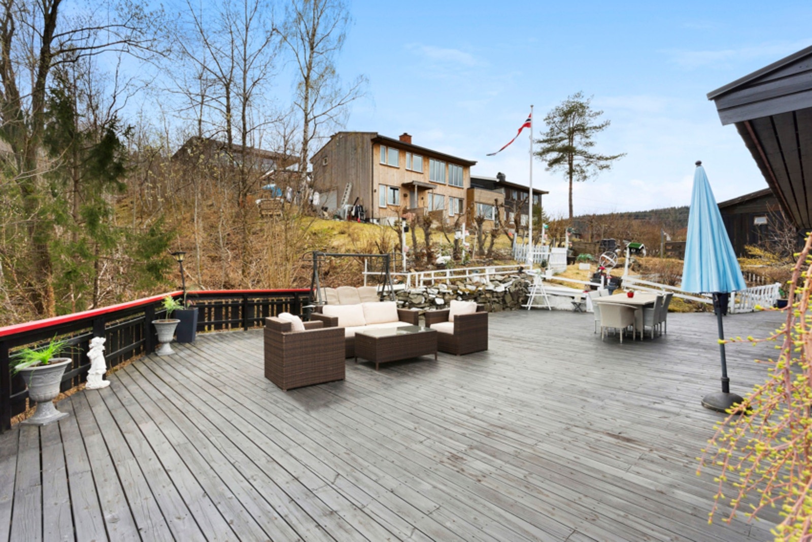 Plass til flere koselige soner på terrassen Galleribilde