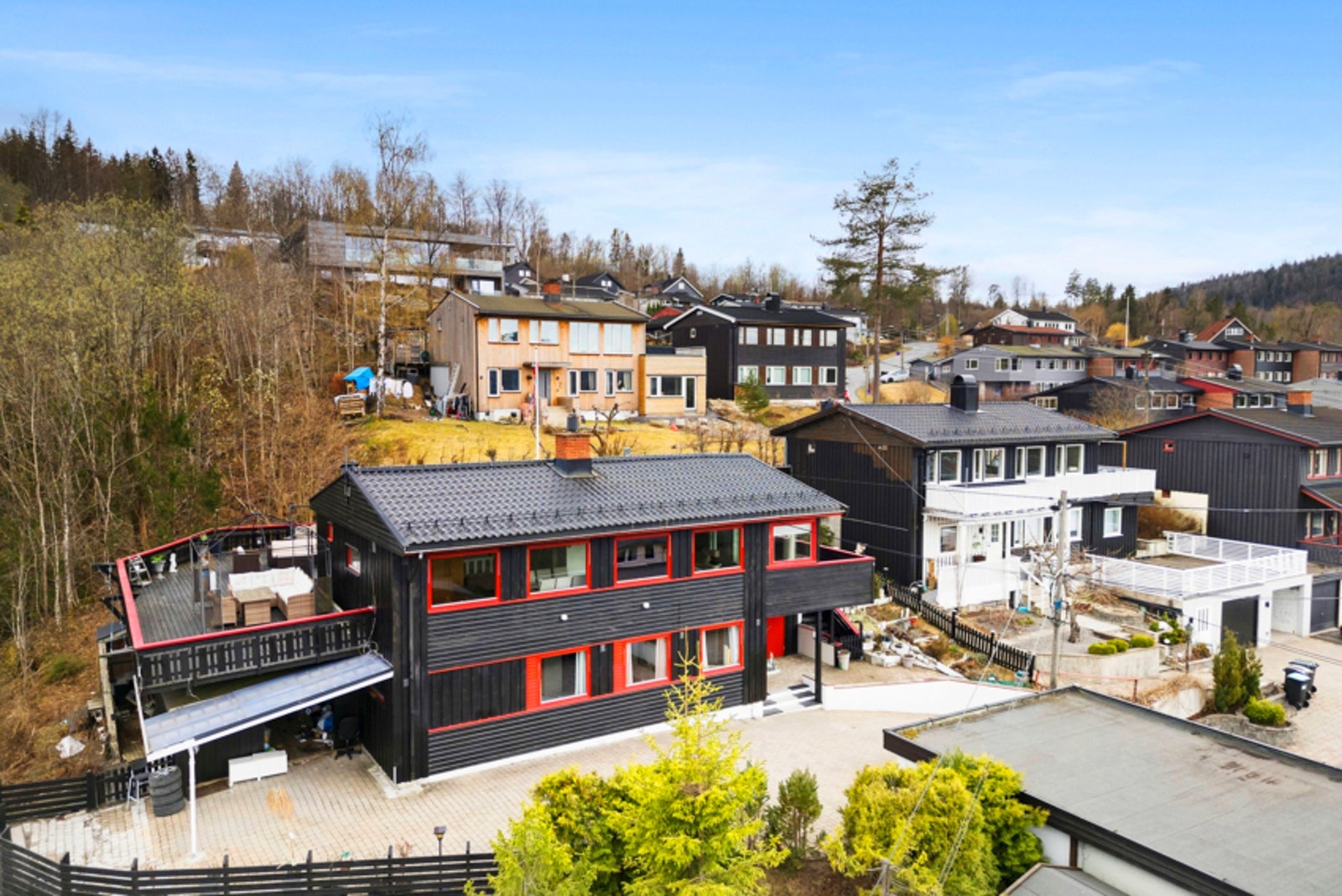 Dette er en innholdsrik familiebolig over 2 plan med flere store uteplasser! Galleribilde