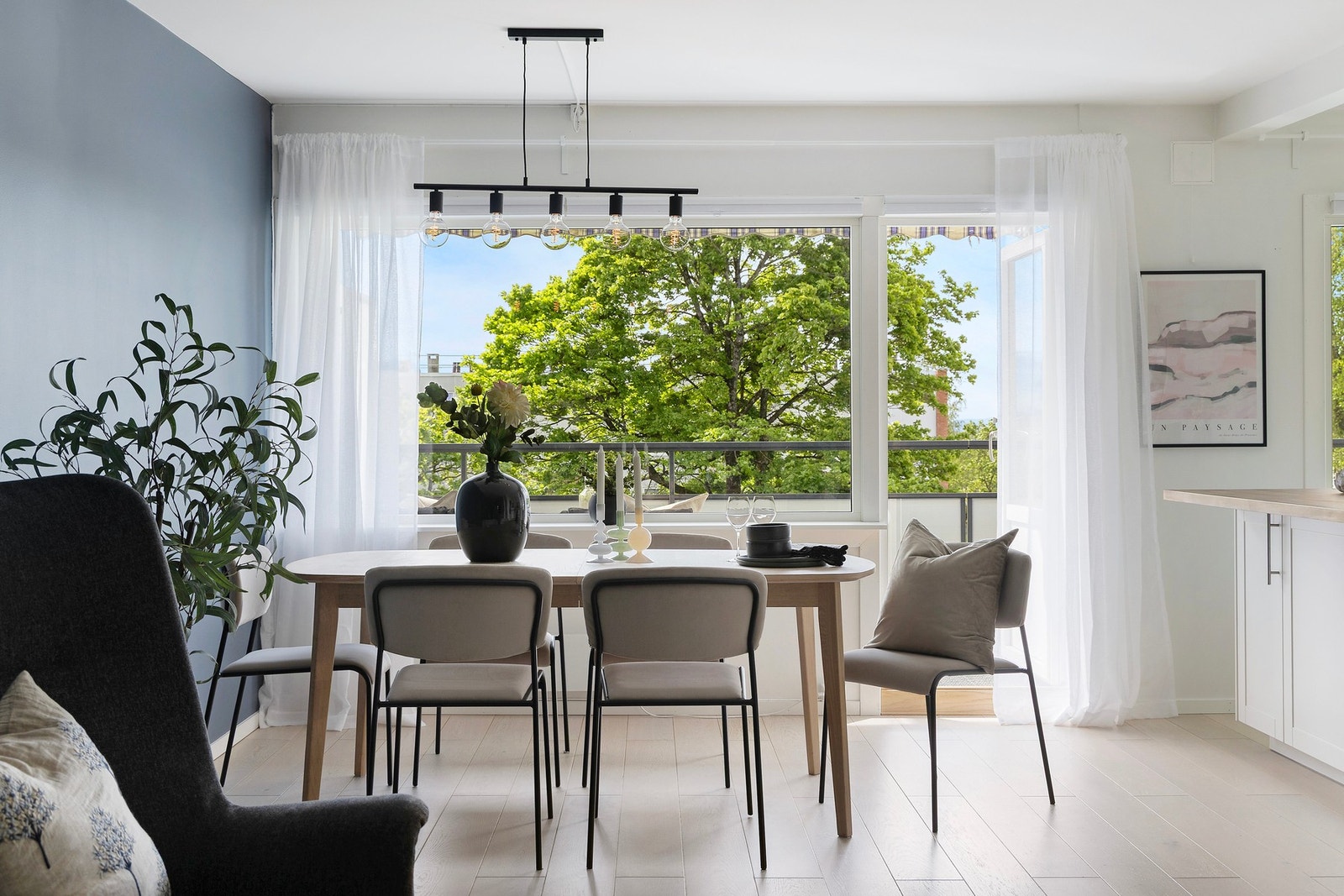 Rikelig med lysinnslipp fra de store vinduene Galleribilde