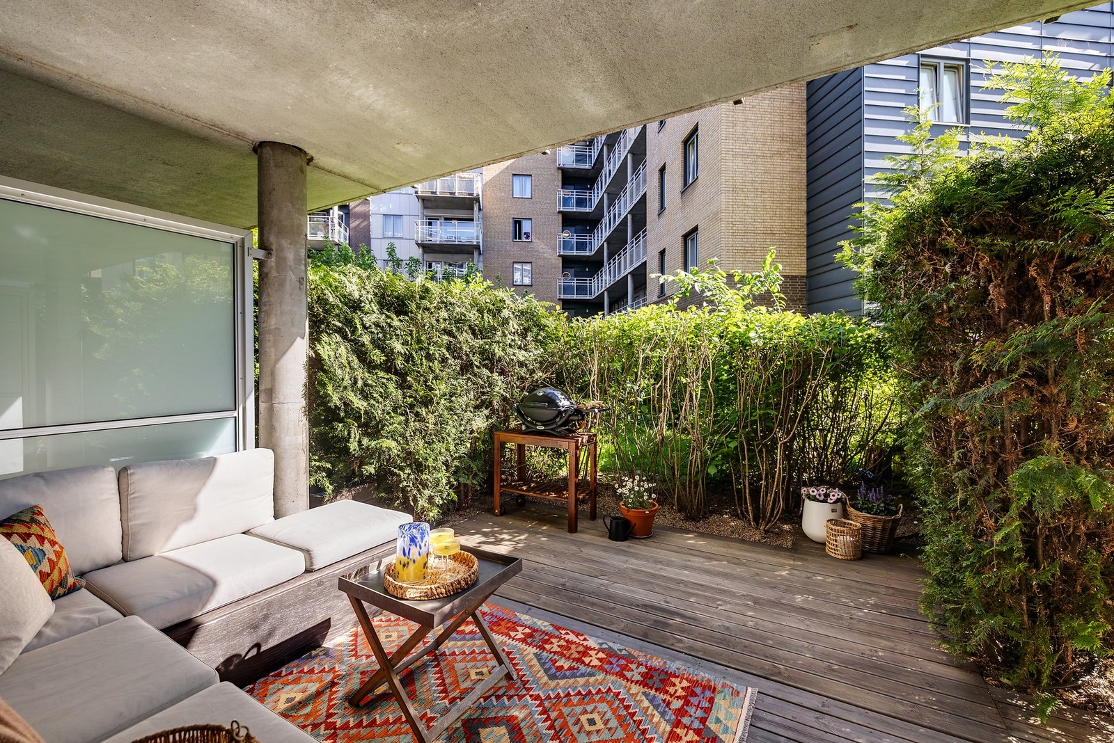 Fra stuen er det utgang til en skjermet markterrasse på hele 13 kvm. Galleribilde