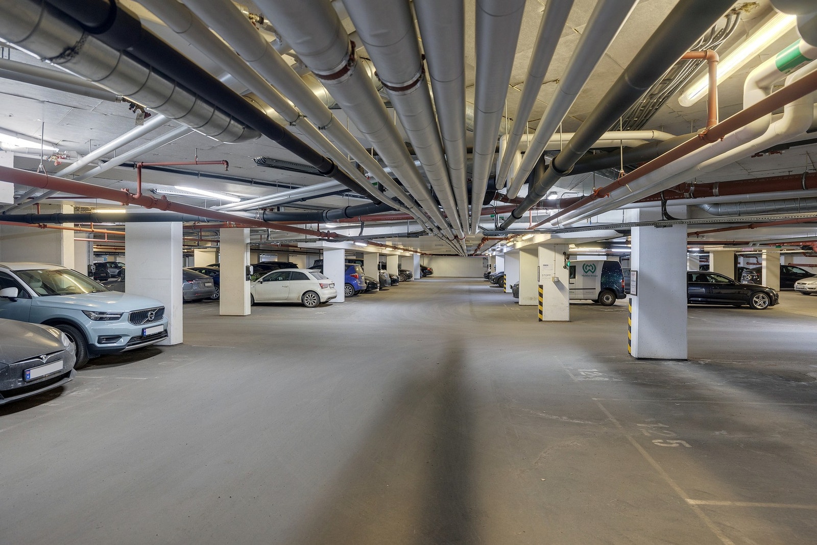 Det er mulighet for leie av garasjeplass i sameiets private anlegg. I tillegg finnes det en felles gjesteparkering som kan benyttes gratis gjennom app. Galleribilde