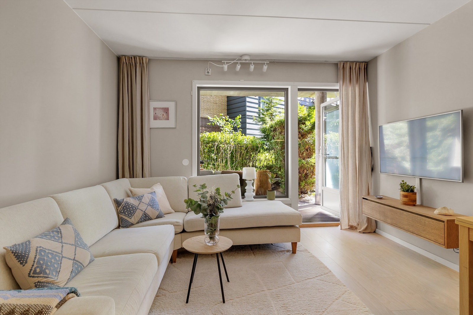 Leiligheten fremstår lys og luftig, og har gjennomgående gode farge- og materialvalg. Galleribilde