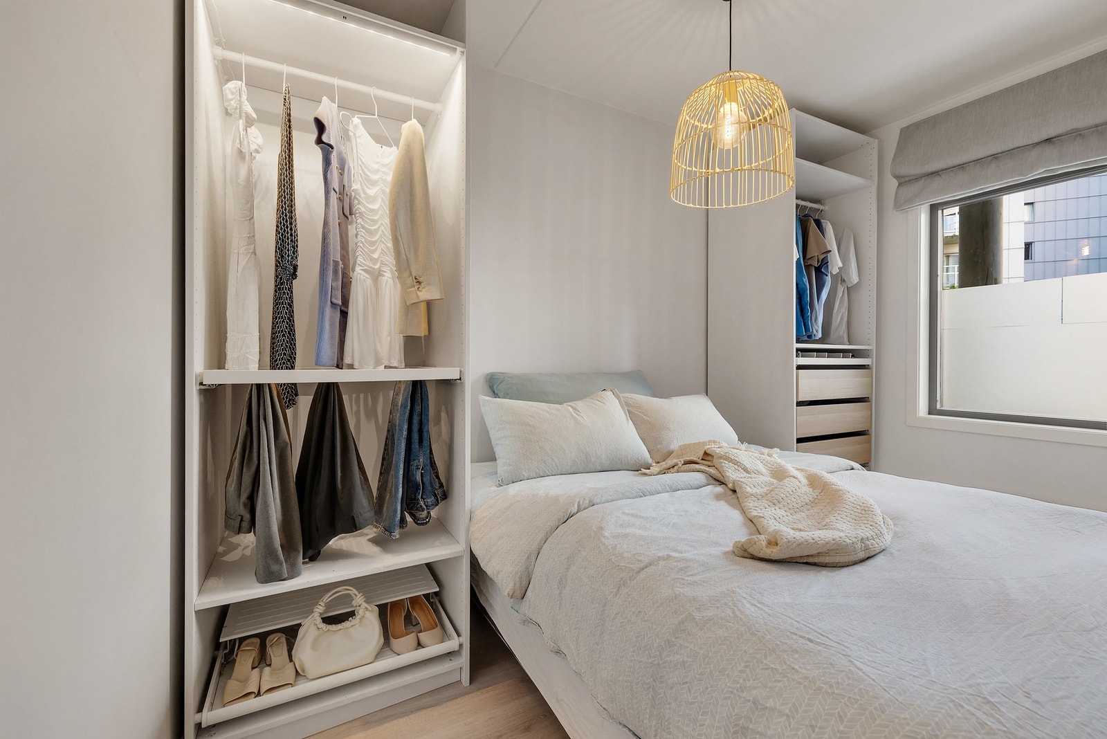 Her får du et rom som kombinerer komfort og smart oppbevaring. Galleribilde